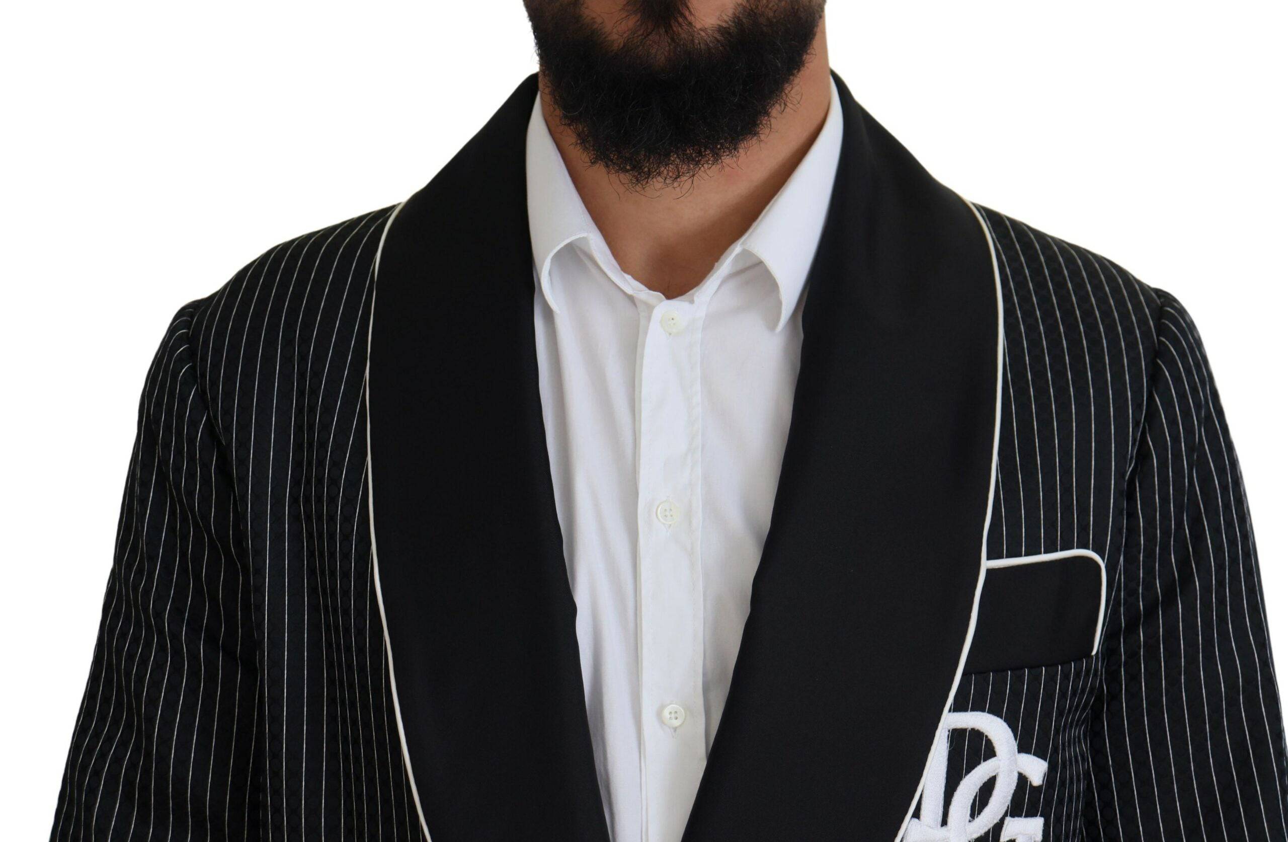 Veste blazer homme Dolce & Gabbana noire à rayures avec patch DG, style élégant et moderne, visible avec détails de la veste.
