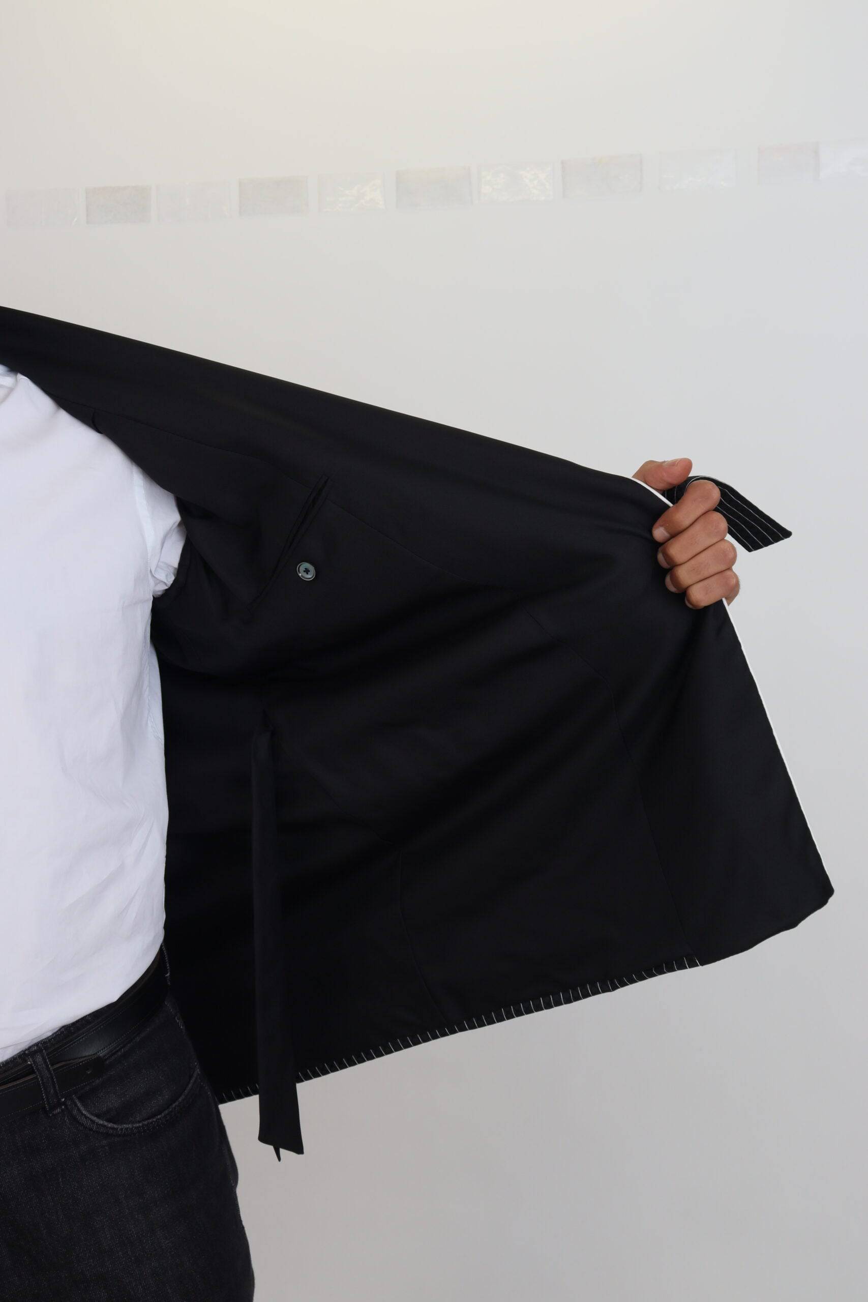 Veste blazer noire Dolce & Gabbana pour homme avec rayures et patch DG, style élégant et moderne.