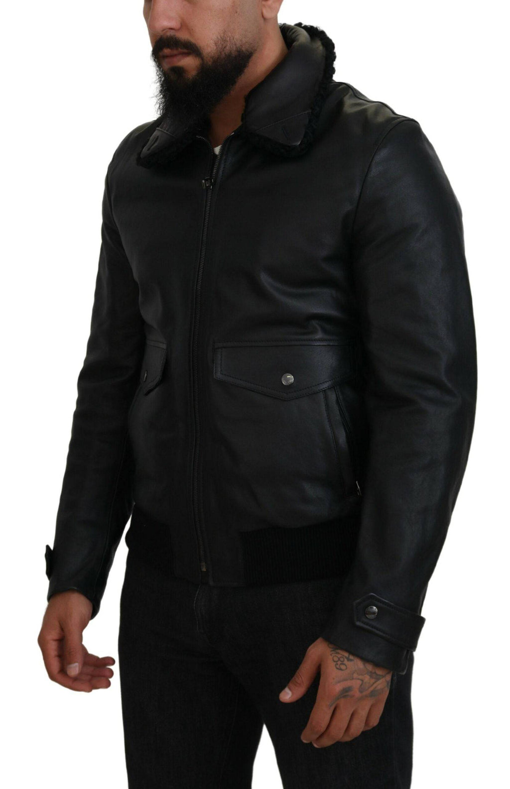 Manteau pour homme en cuir d'agneau noir avec col, de la marque Dolce & Gabbana, porté sur un modèle, vue de face.