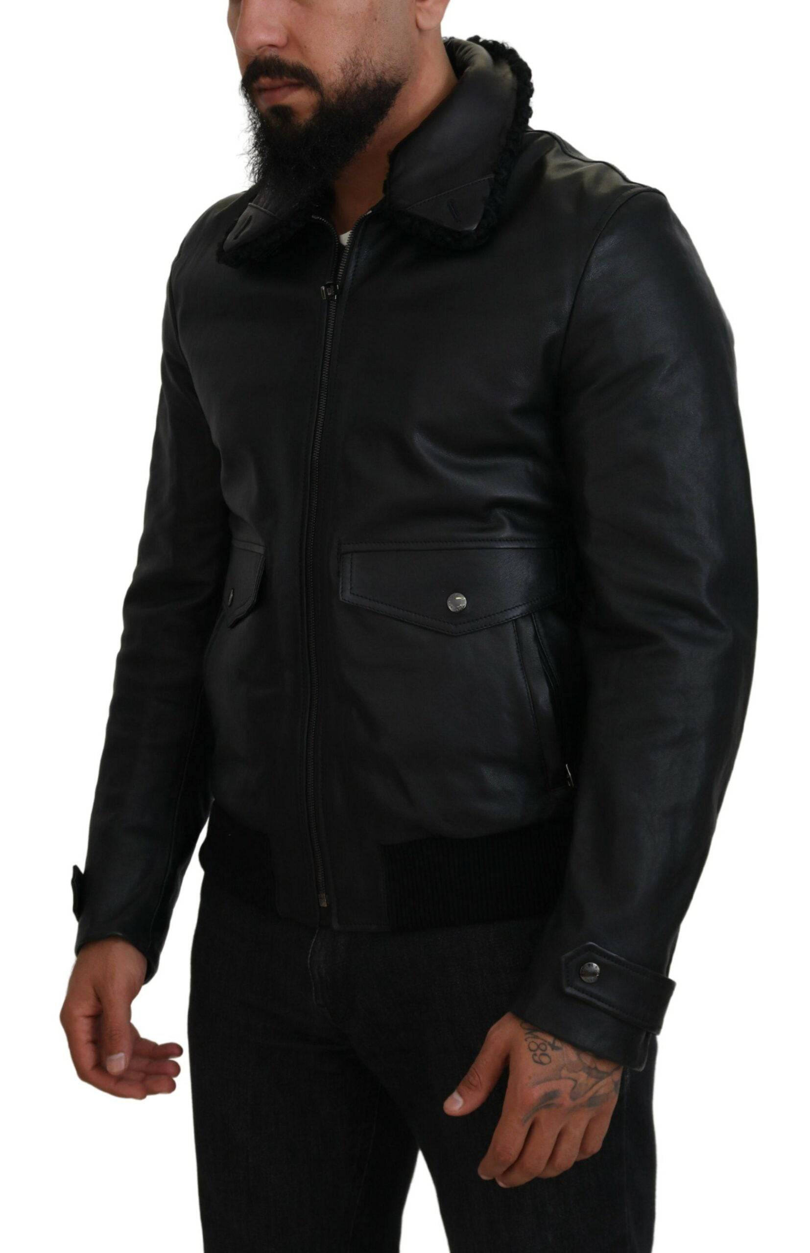 Manteau pour homme en cuir d'agneau noir avec col, de la marque Dolce & Gabbana, porté sur un modèle, vue de face.