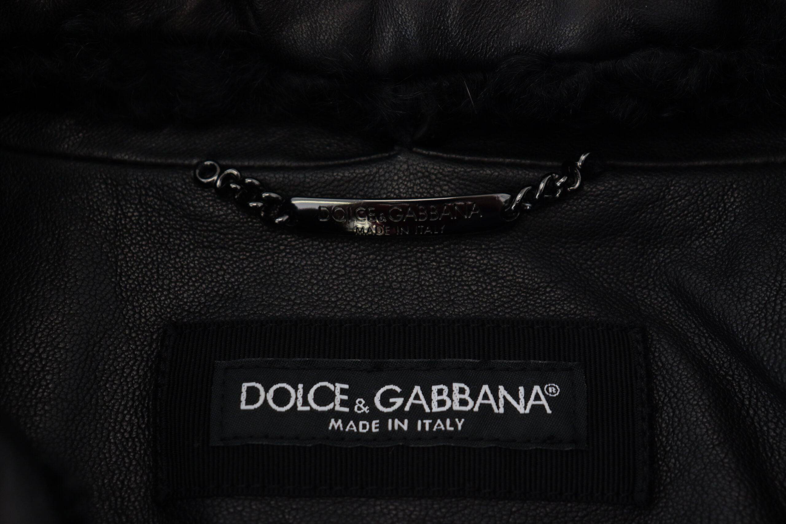Manteau homme en cuir d'agneau noir avec col Dolce & Gabbana, veste élégante en cuir pour homme, détail visible en image.