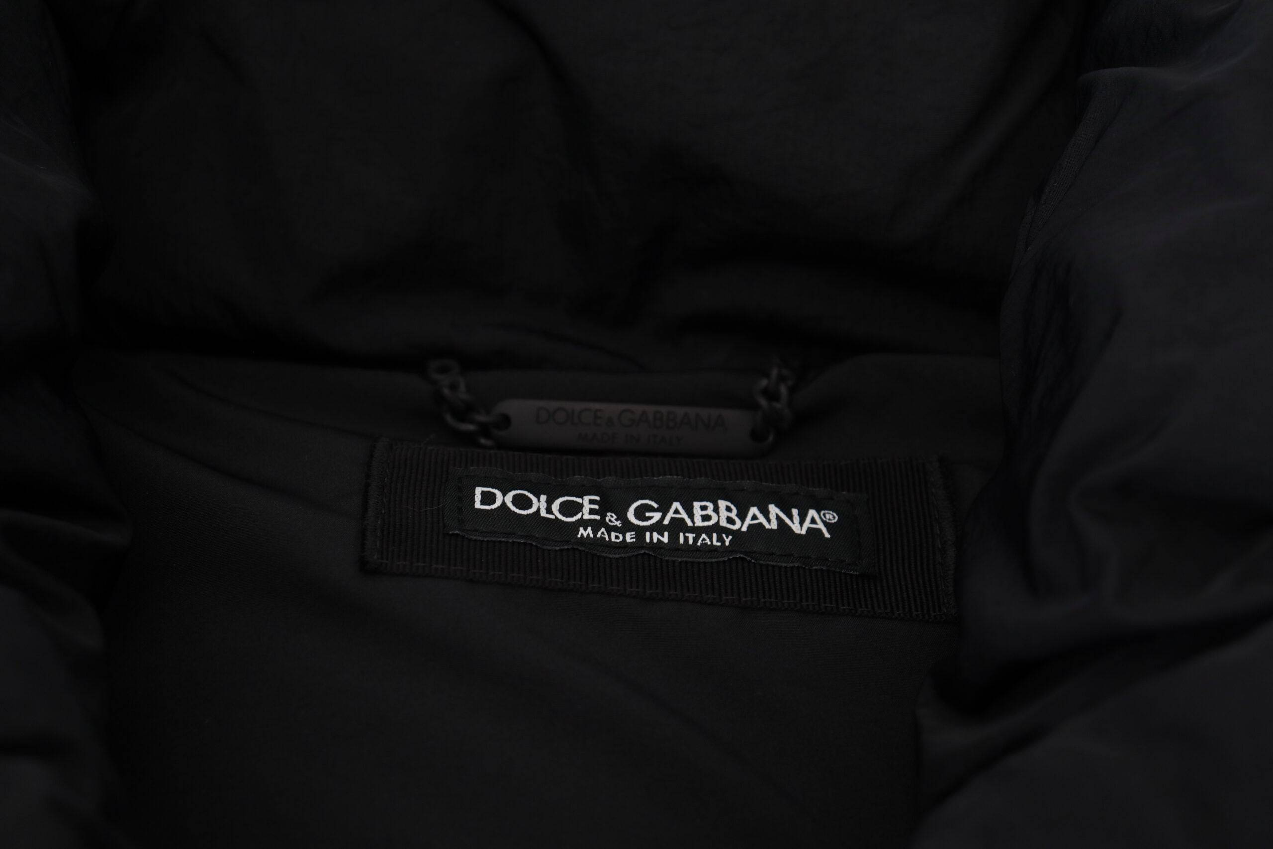 Veste sans manches noire Dolce & Gabbana avec embellissements en métal et détails élégants, vue de face.