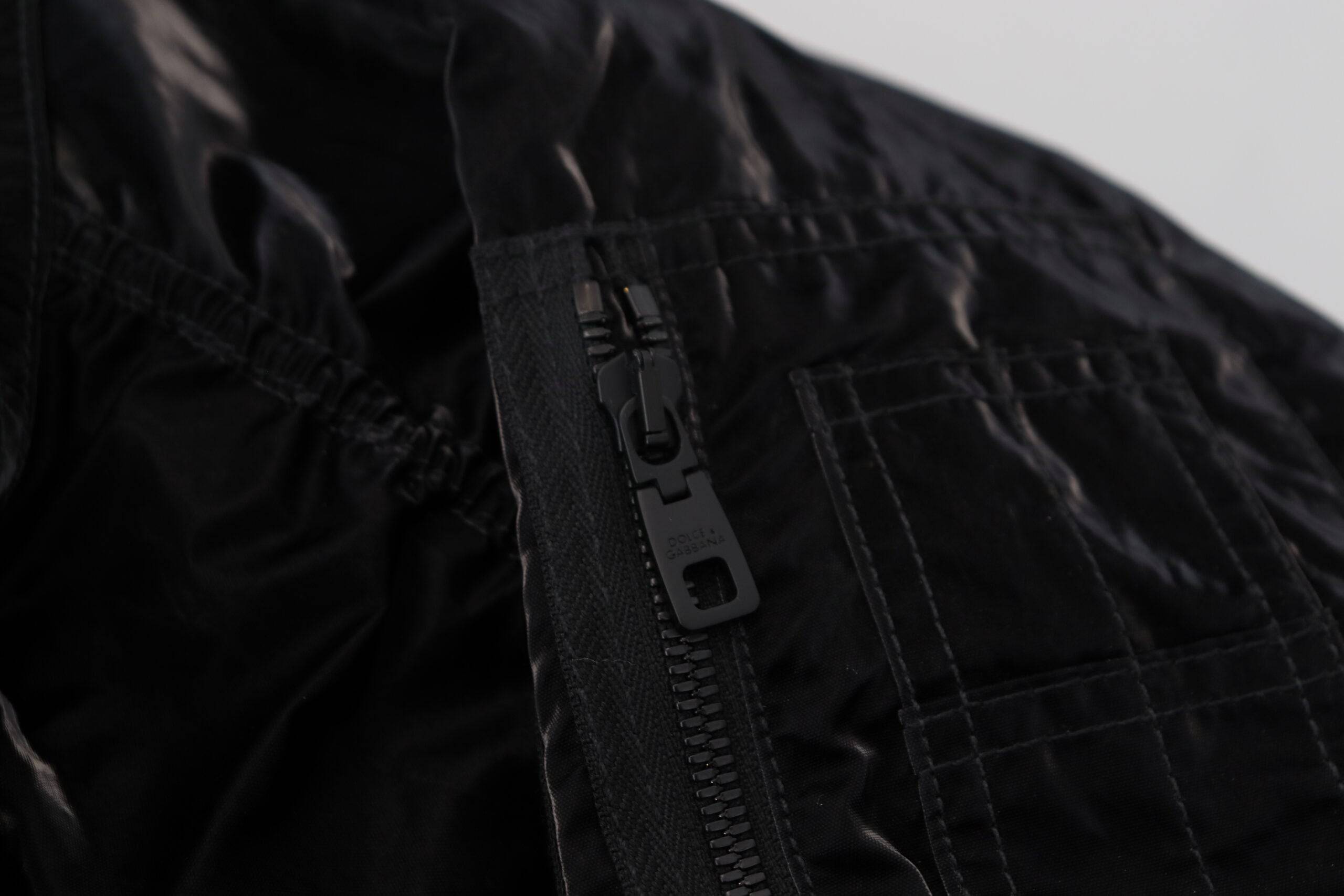 Veste bomber noire en nylon avec capuche et fermeture éclair complète de la marque Dolce & Gabbana.