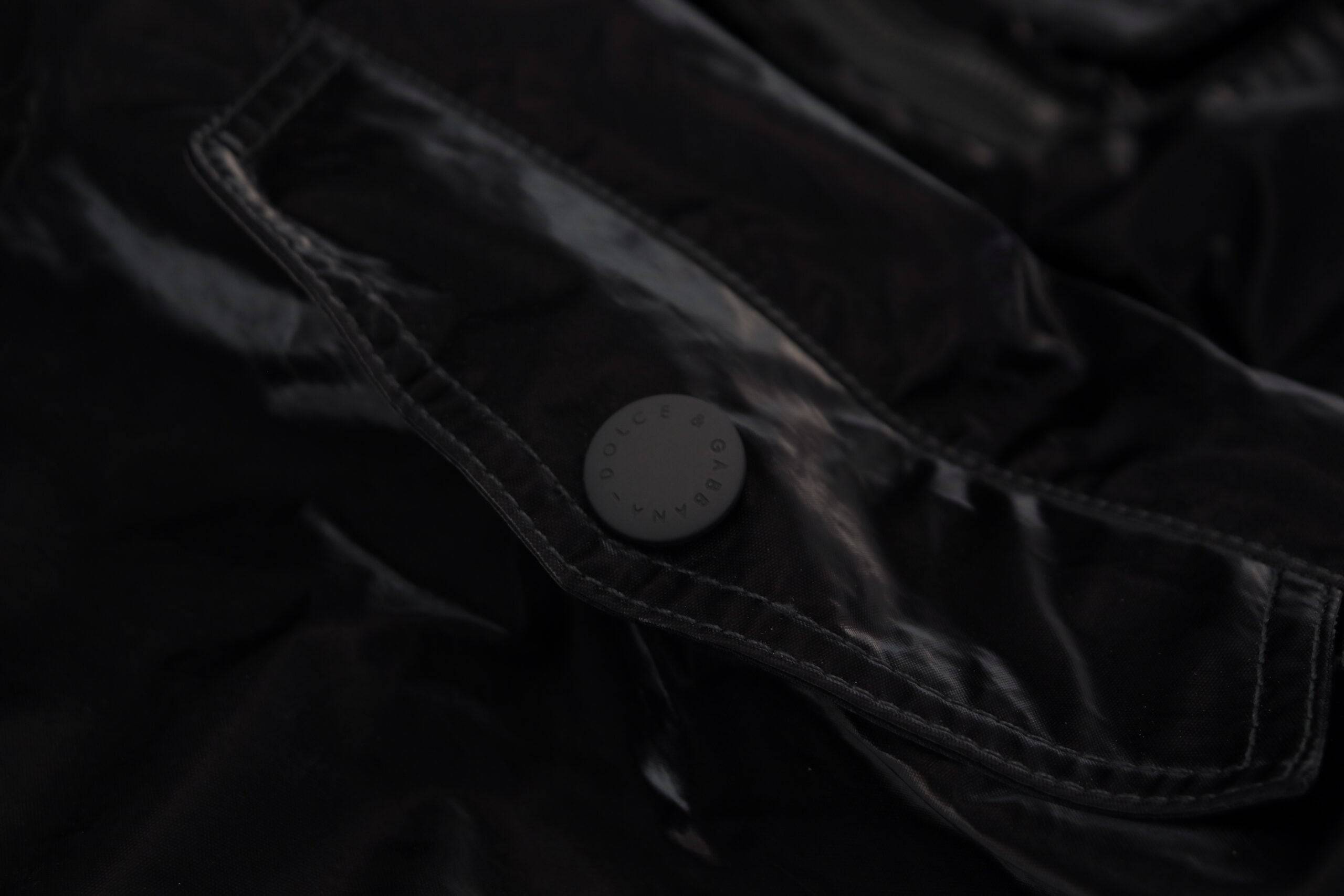 Veste bomber noire en nylon avec capuche et fermeture éclair complète de Dolce & Gabbana, style décontracté et moderne.