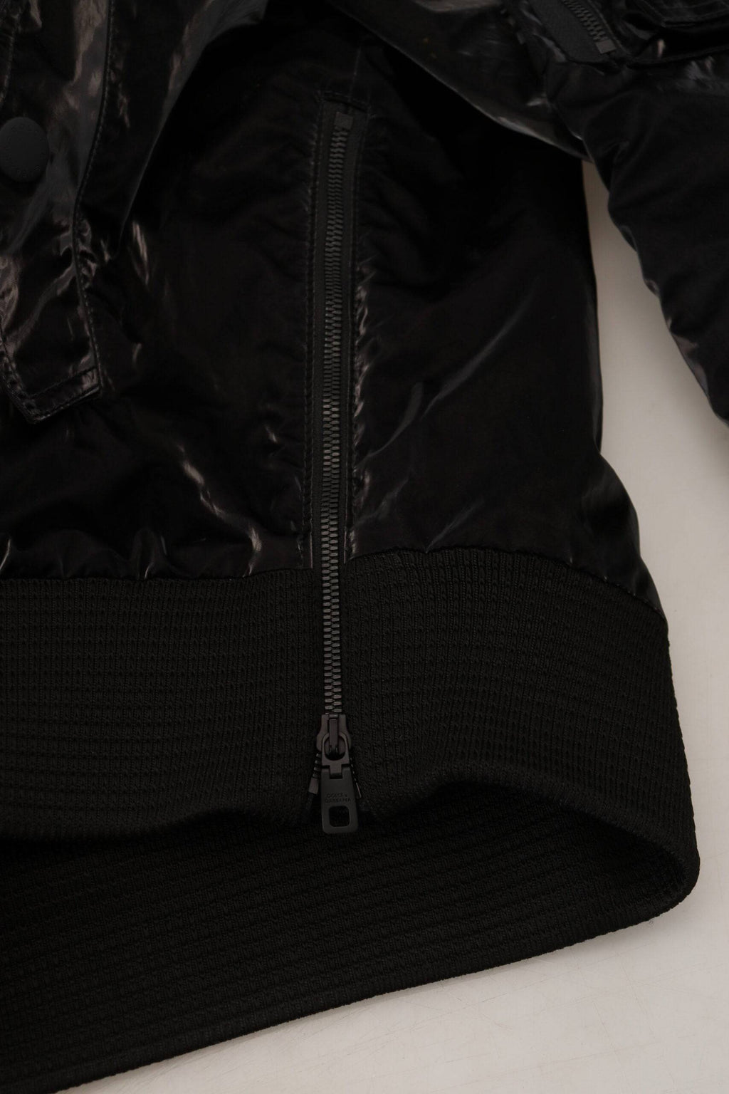 Veste bomber noire en nylon avec capuche et fermeture éclair complète, par Dolce & Gabbana.