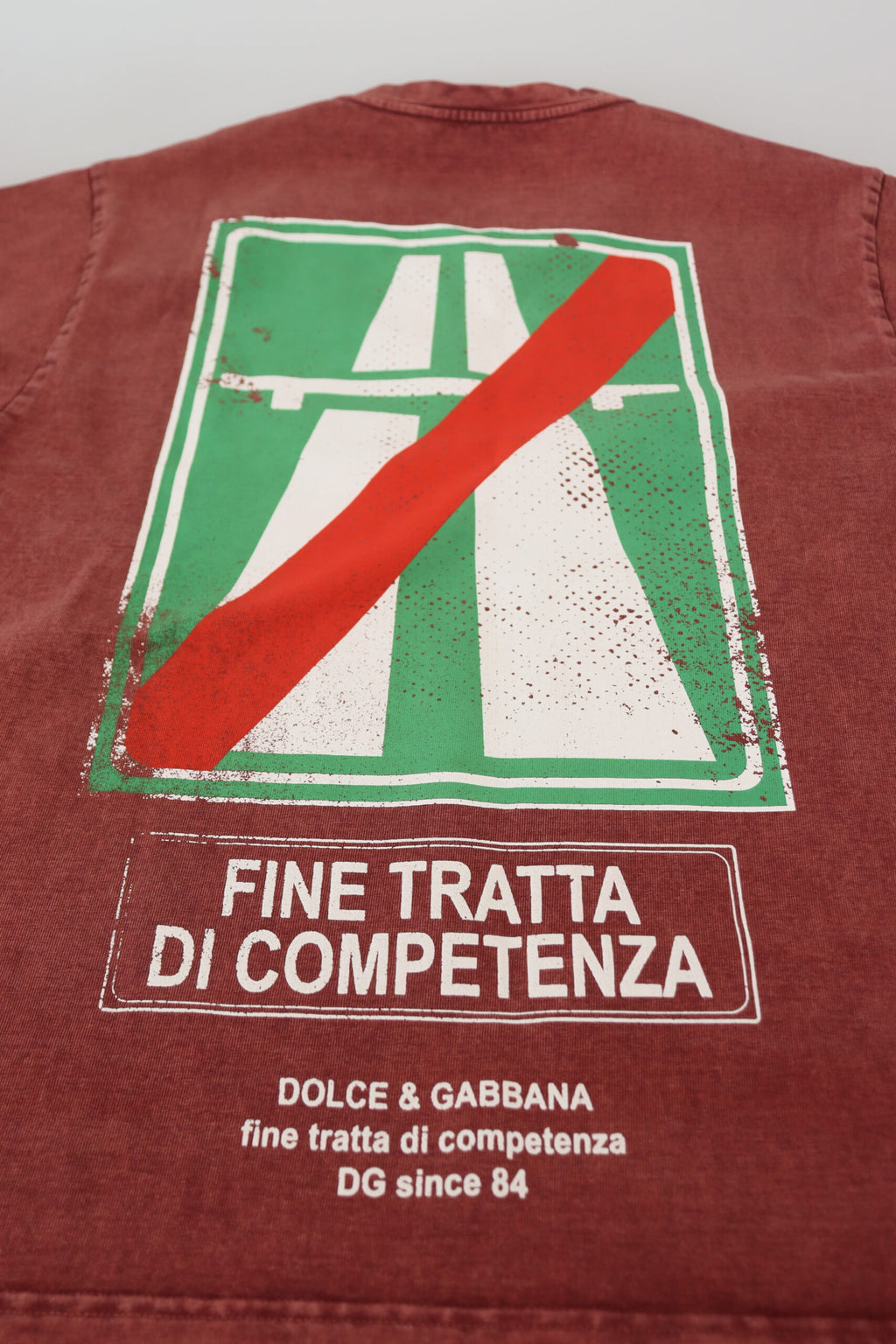 T-shirt Dolce & Gabbana marron à imprimé rond, manches courtes, col rond, style décontracté pour homme.