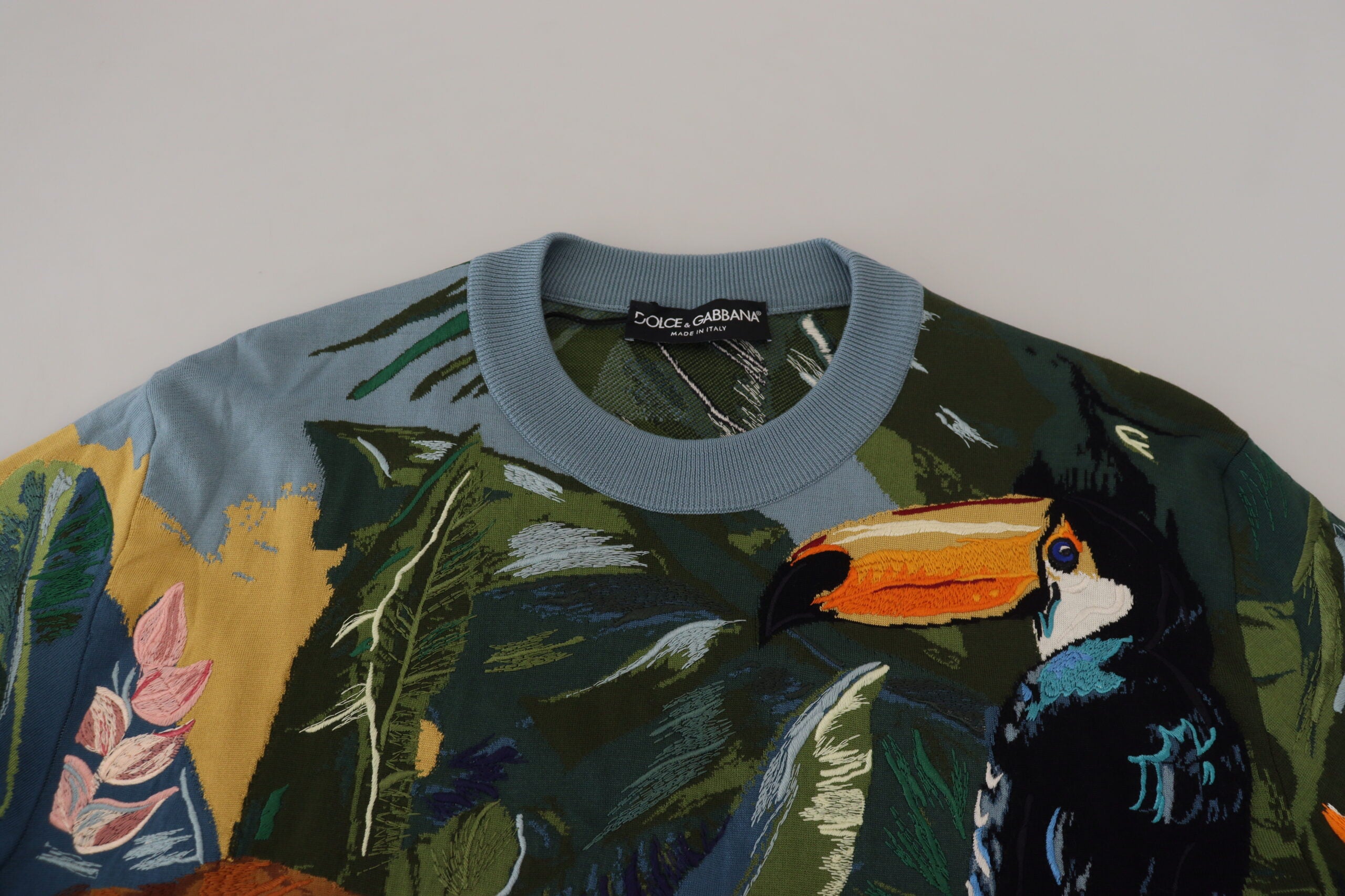 Pull en laine multicolore Jungle avec logo Dolce & Gabbana, motif jungle vibrant et coupe élégante.