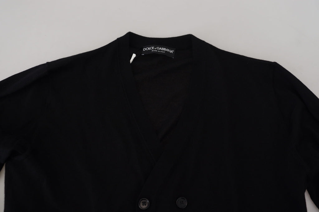 Pull en cachemire noir Dolce & Gabbana à boutons, cardigan élégant avec détails raffinés et texture douce.