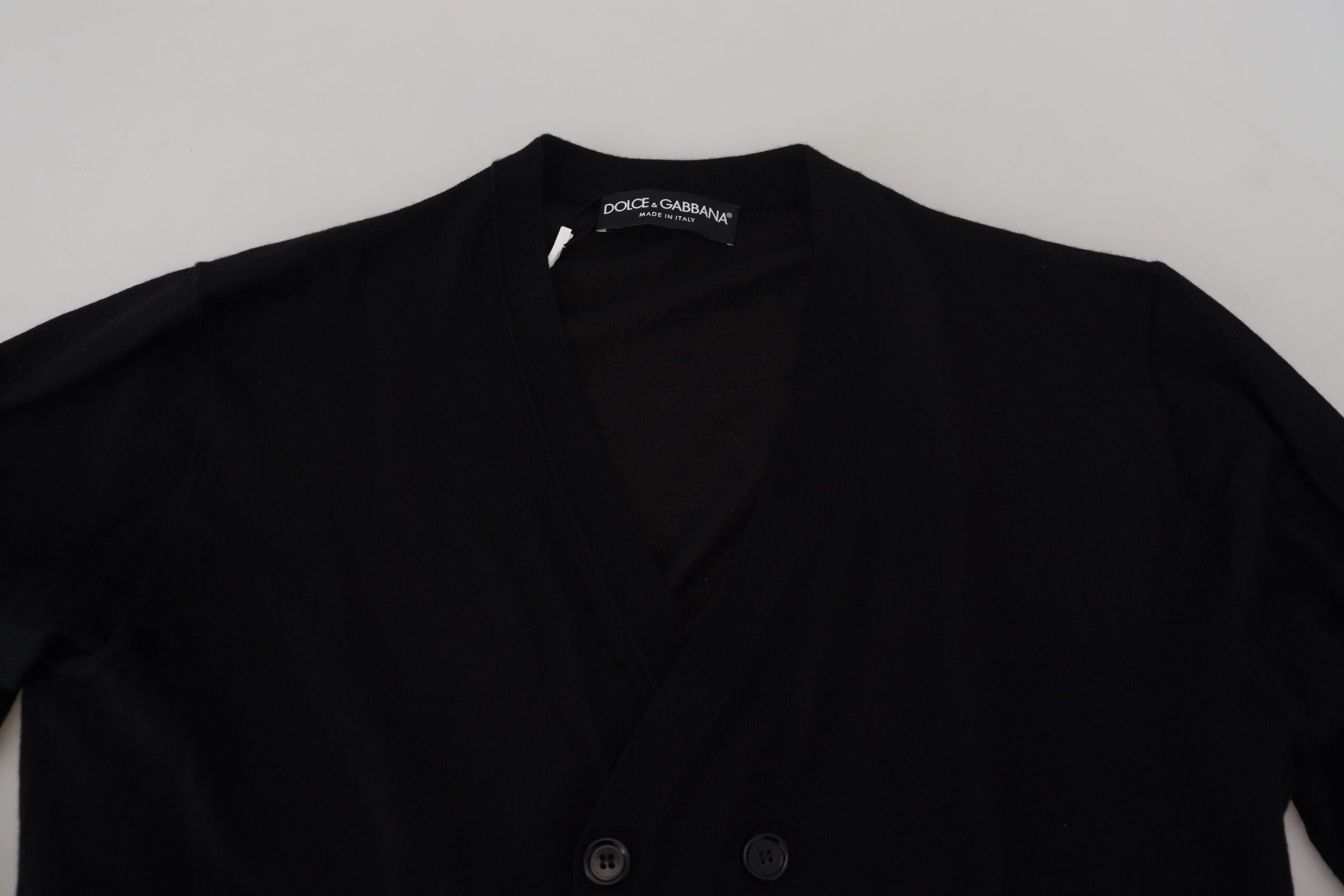 Pull en cachemire noir Dolce & Gabbana à boutons, cardigan élégant avec détails raffinés et texture douce.