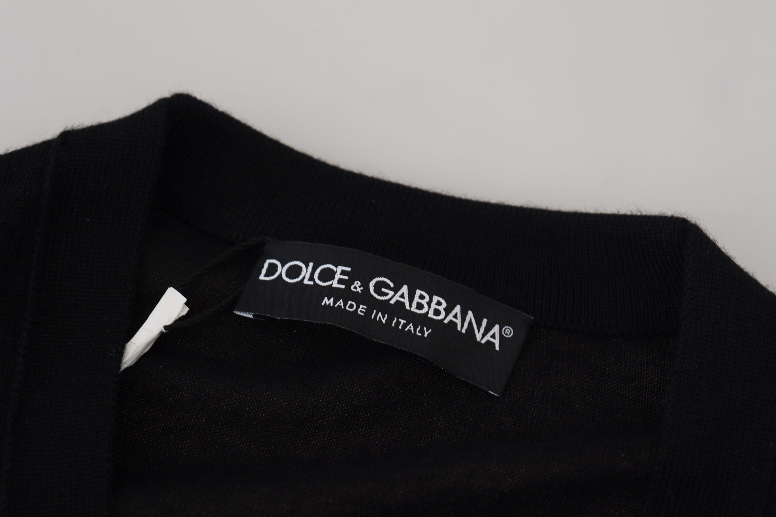 Cardigan Dolce & Gabbana en cachemire noir avec boutons, doux et élégant, porté en image.