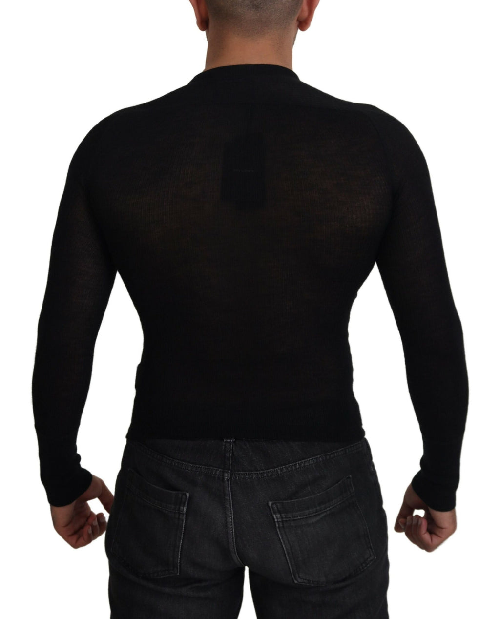 Pull à col rond en cachemire noir Dolce & Gabbana avec boutons, doux et élégant, porté sur un modèle.