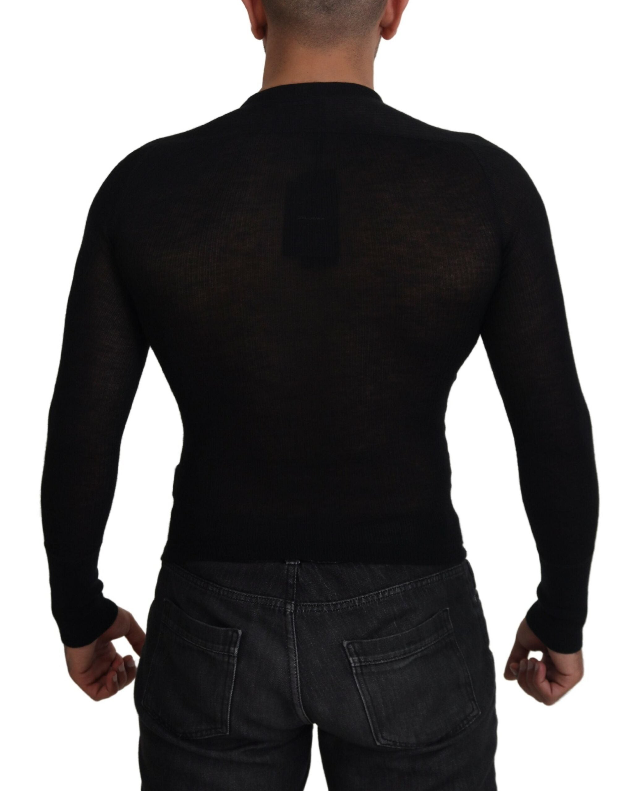 Pull à col rond en cachemire noir Dolce & Gabbana avec boutons, doux et élégant, porté sur un modèle.