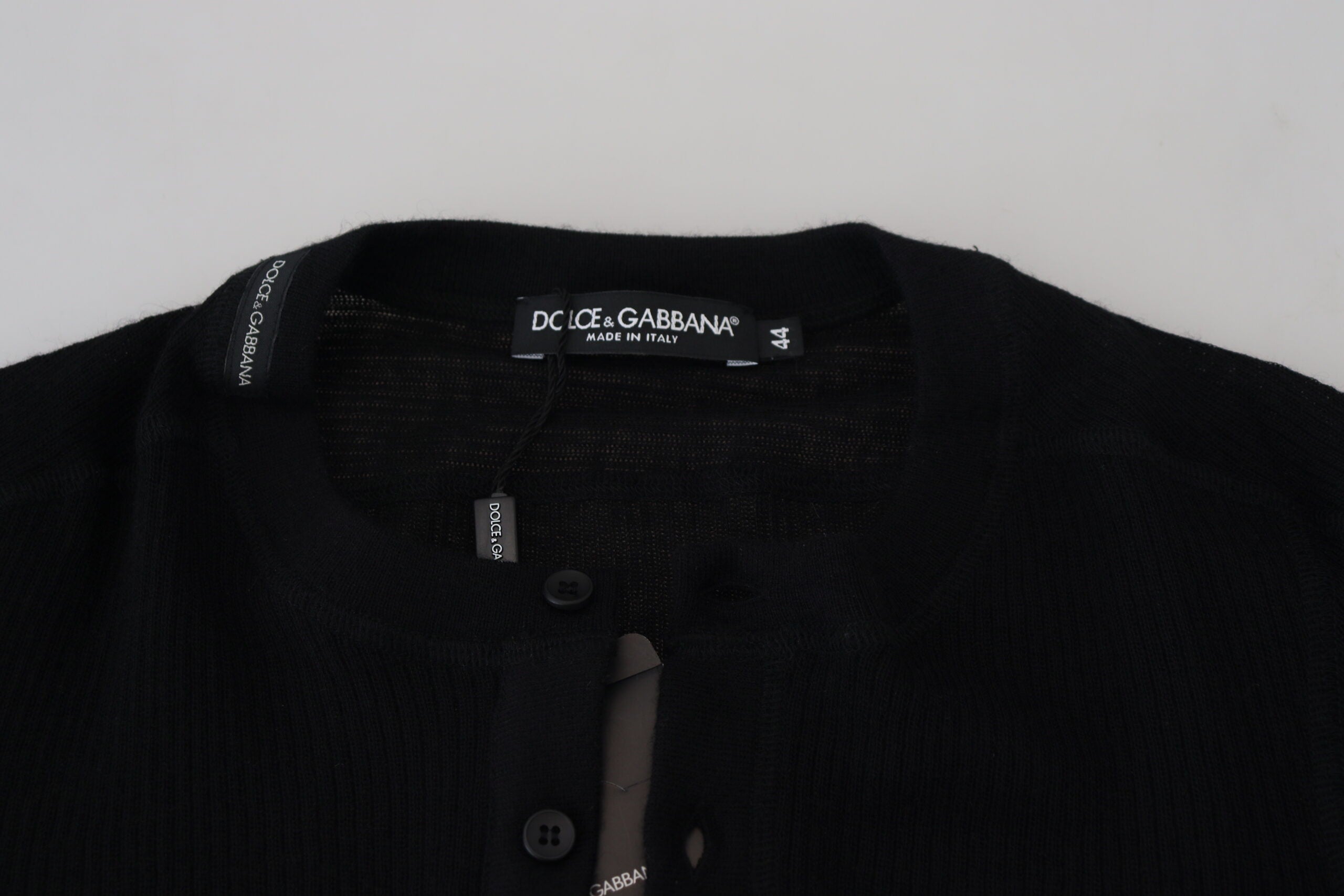 Pull en cachemire noir Dolce & Gabbana avec boutons, détail élégant et texture douce visible sur le pull.