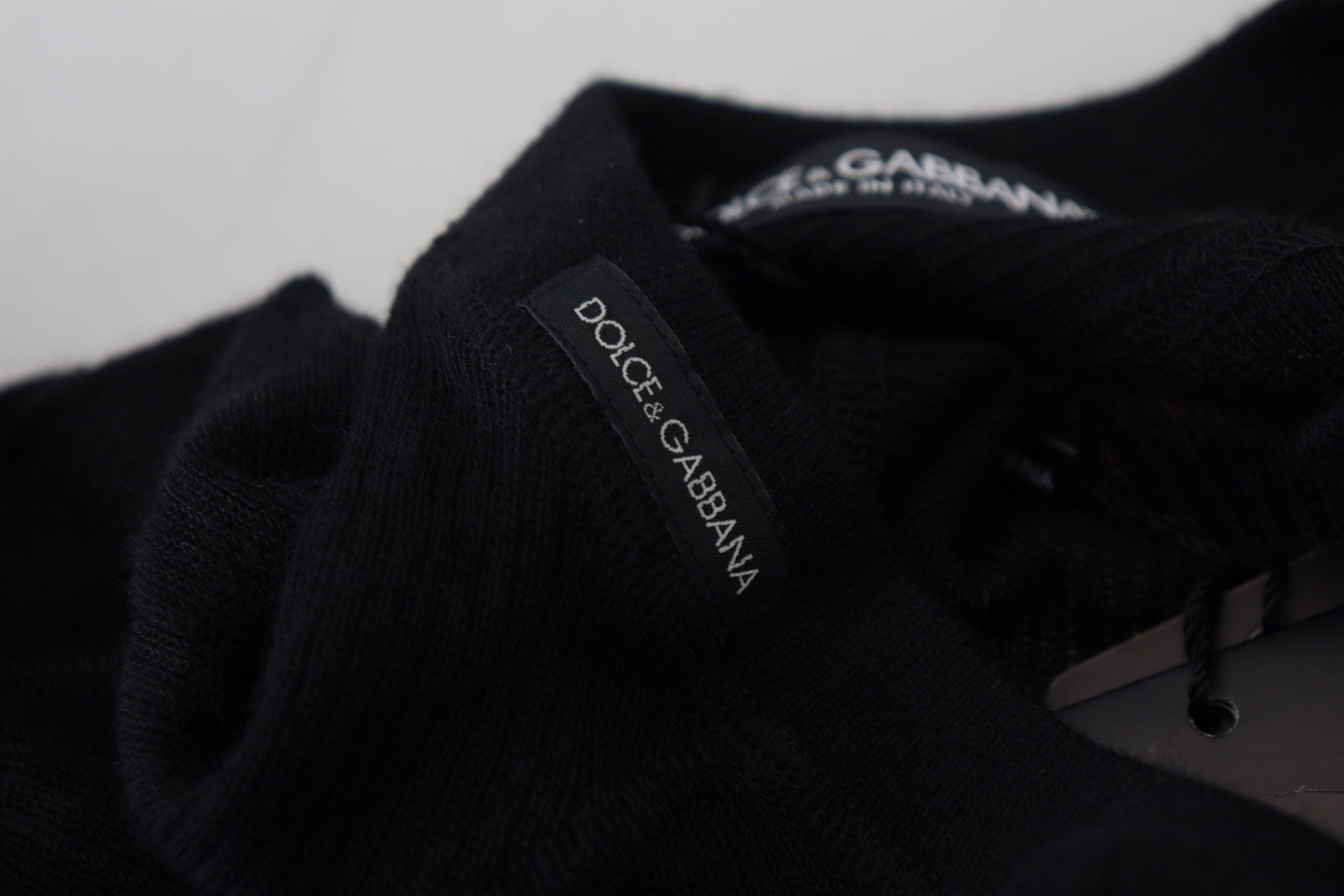 Pull en cachemire noir Dolce & Gabbana avec boutons, image montrant le devant du pull élégant et confortable.