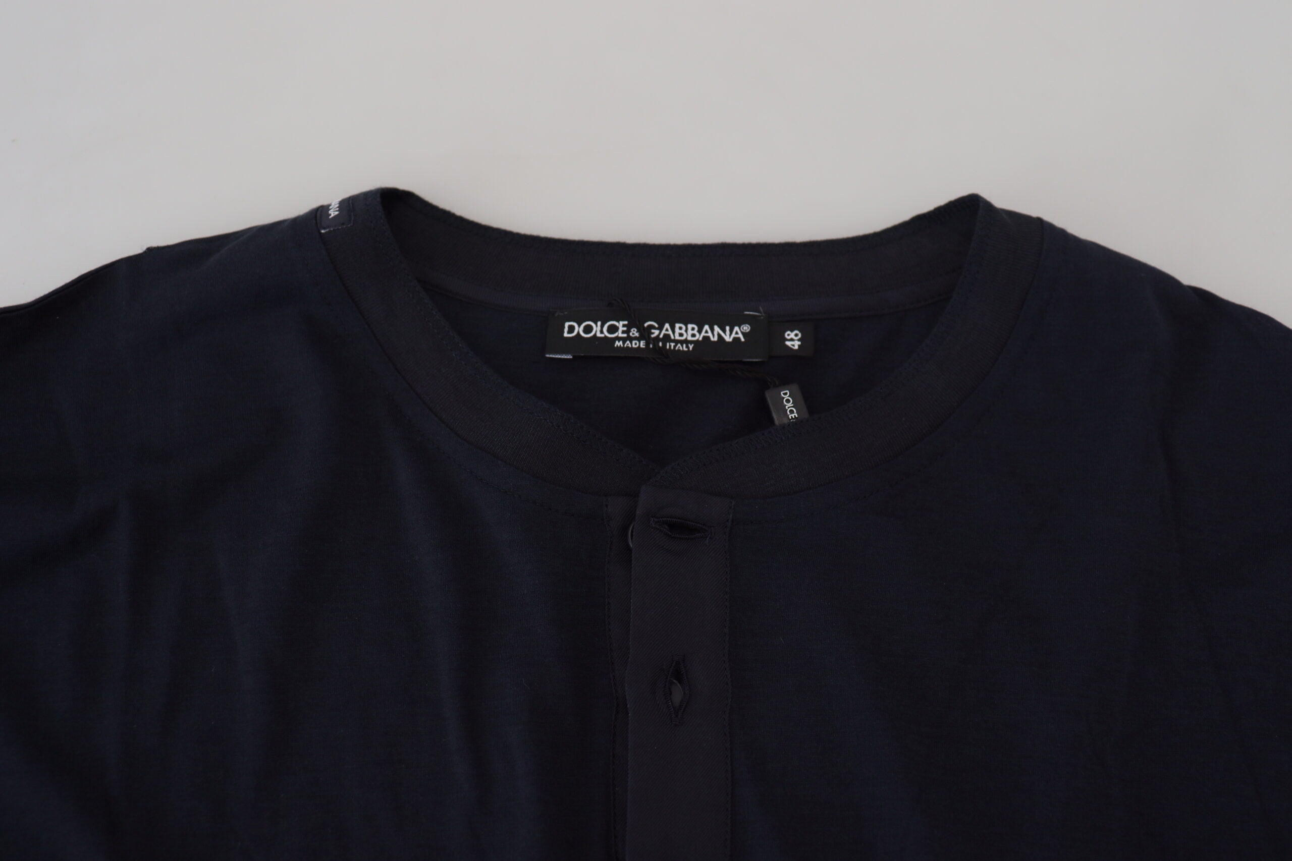 Pull à manches longues Dolce & Gabbana en coton bleu avec col rond et boutons, doux et confortable.