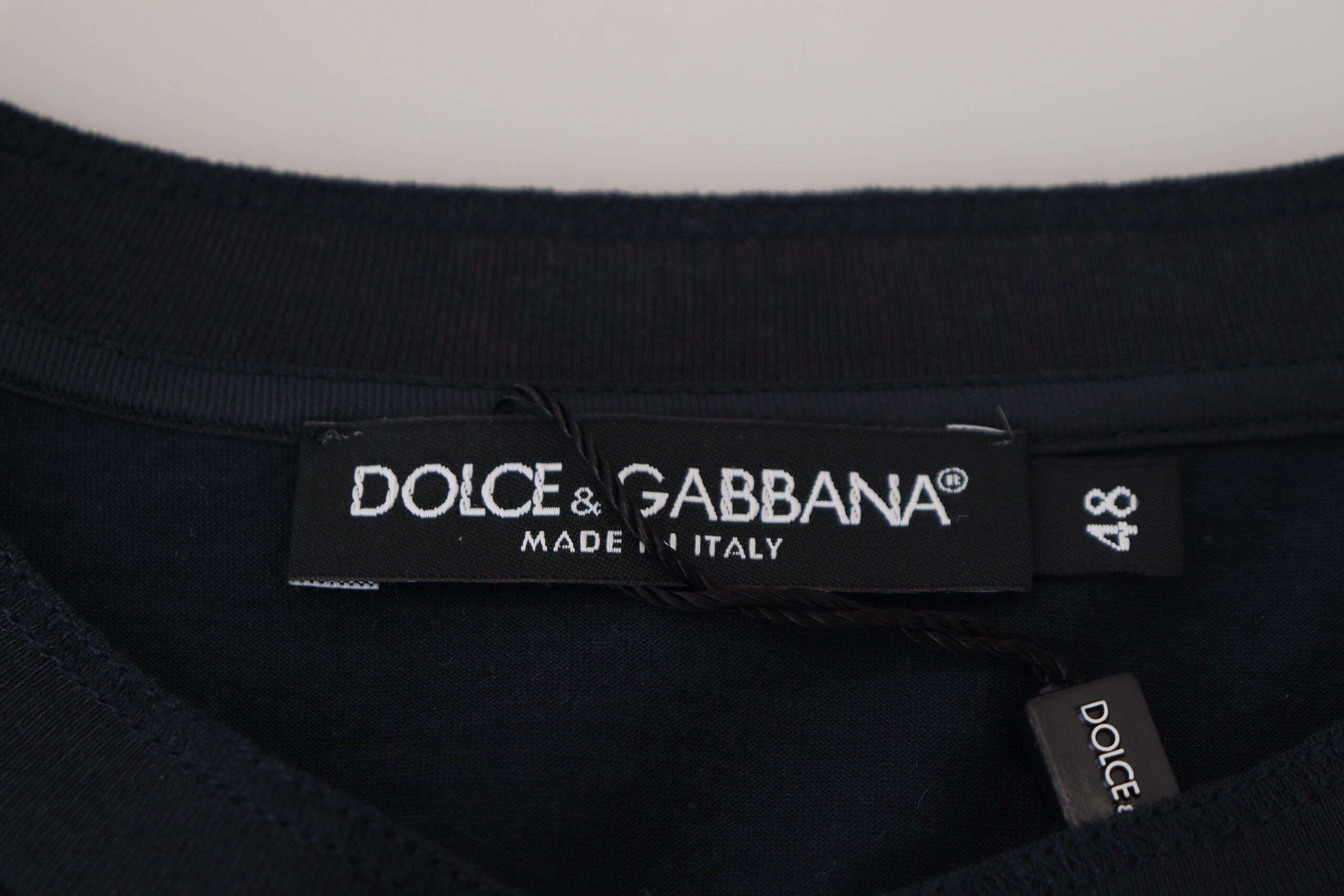 Pull en coton bleu Dolce & Gabbana avec col rond à boutons, vue de face, détail du pull élégant.
