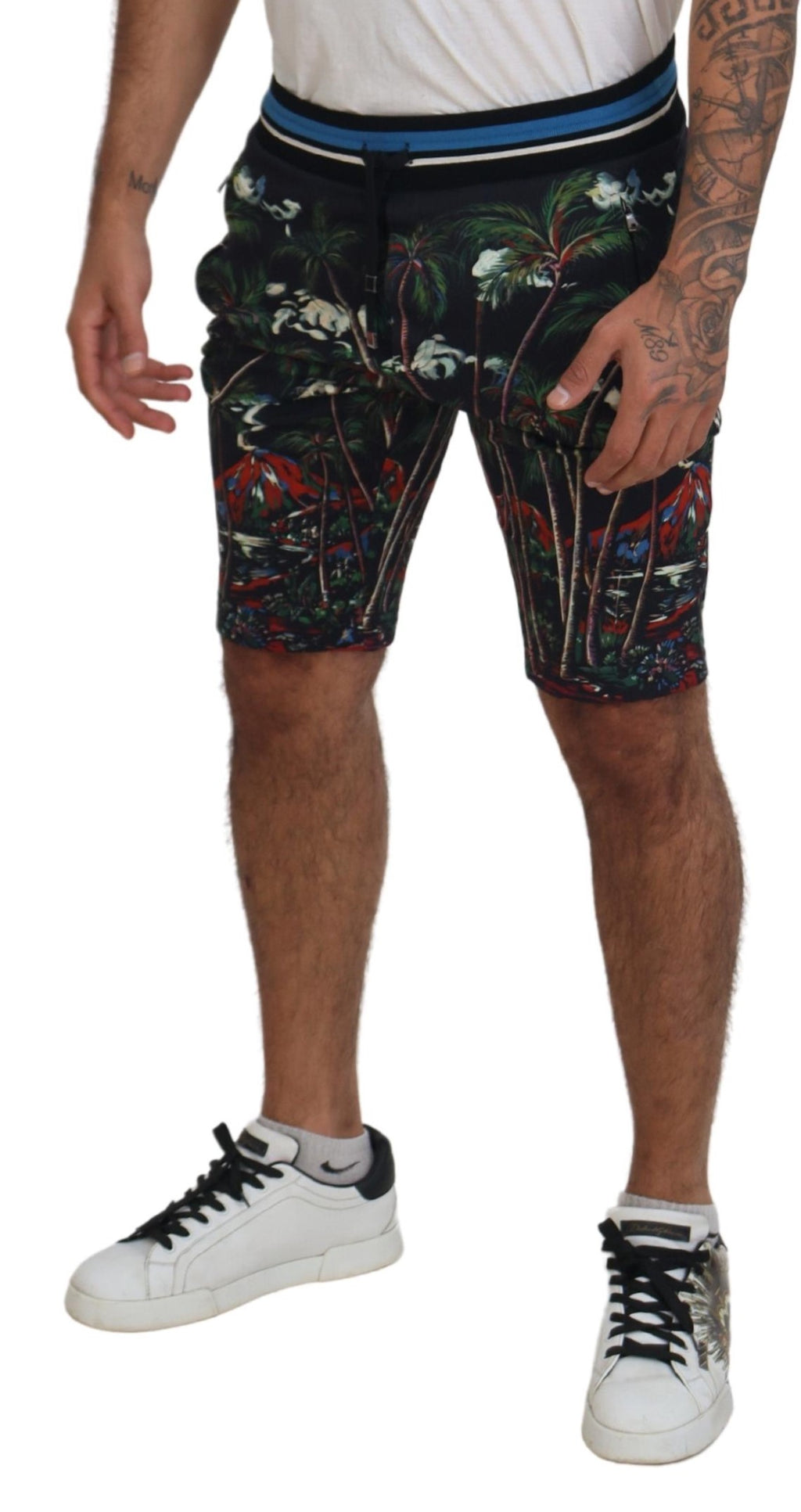 Shorts décontractés en coton noir avec motif volcan de Dolce & Gabbana, style casual, vue de face.