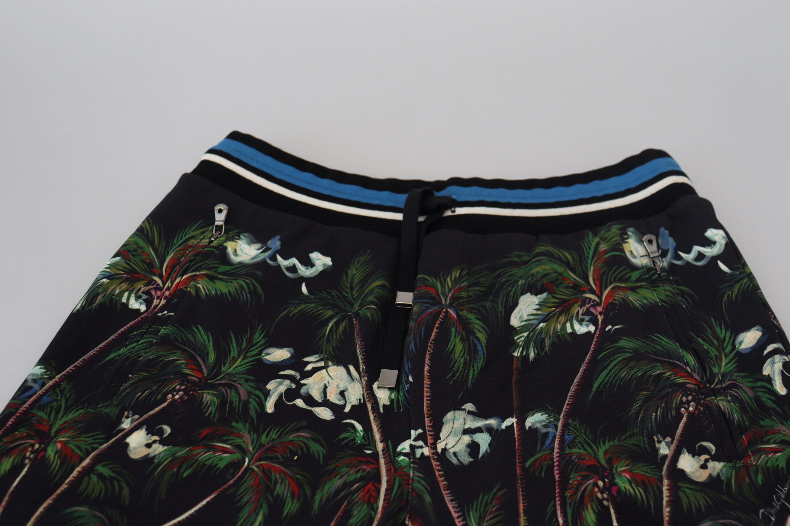 Shorts décontractés en coton noir Dolce & Gabbana avec imprimé volcan, style casual et tendance.