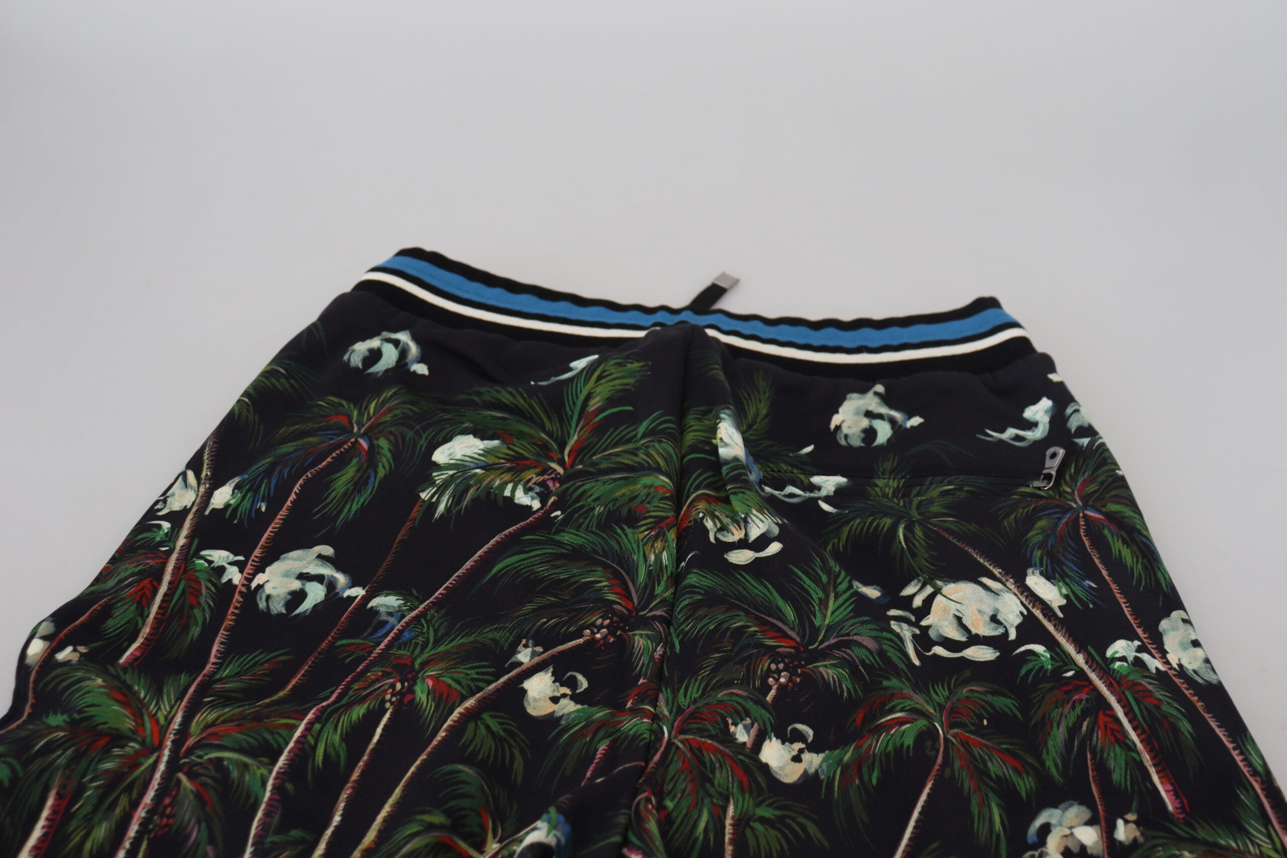 Shorts décontractés en coton noir Dolce & Gabbana avec motif volcan, style casual et élégant.