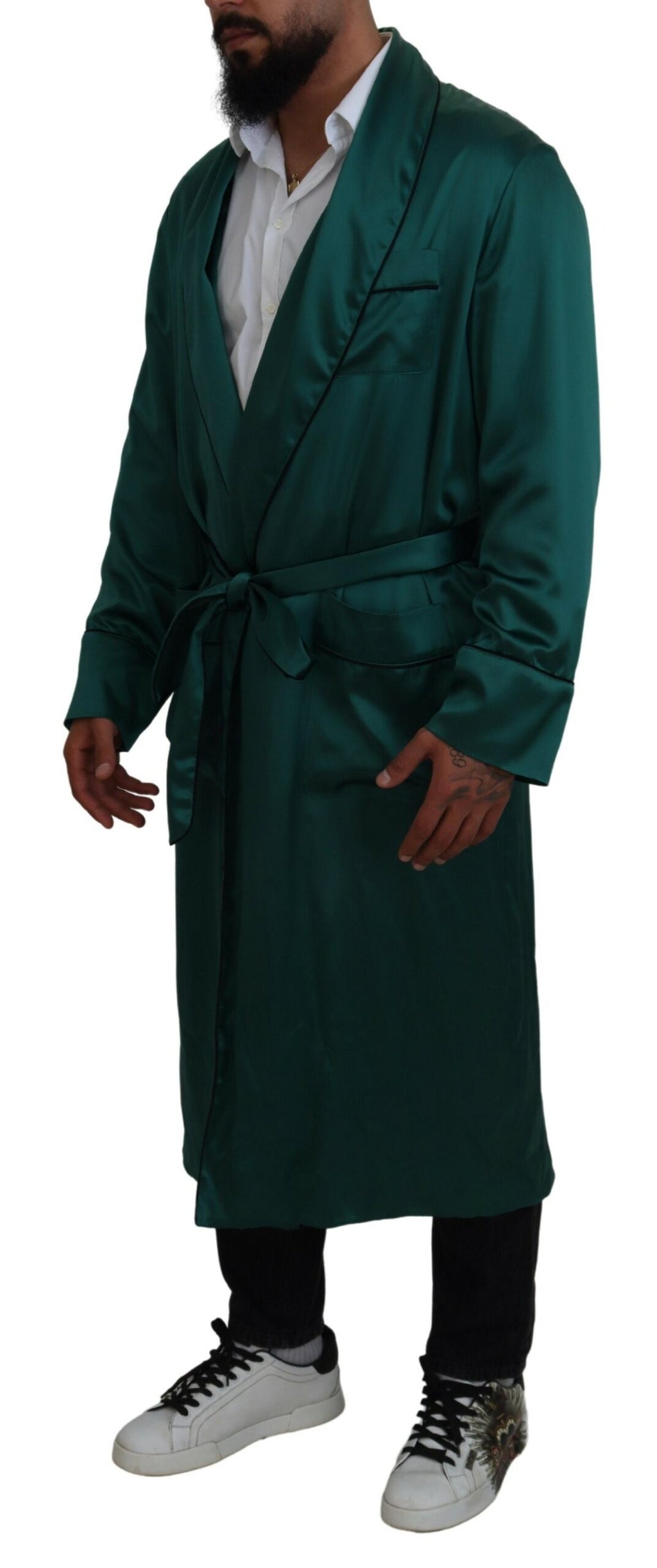 Ceinture en soie verte de Dolce & Gabbana, large, élégante, portée avec une robe de nuit ou un pyjama de luxe.