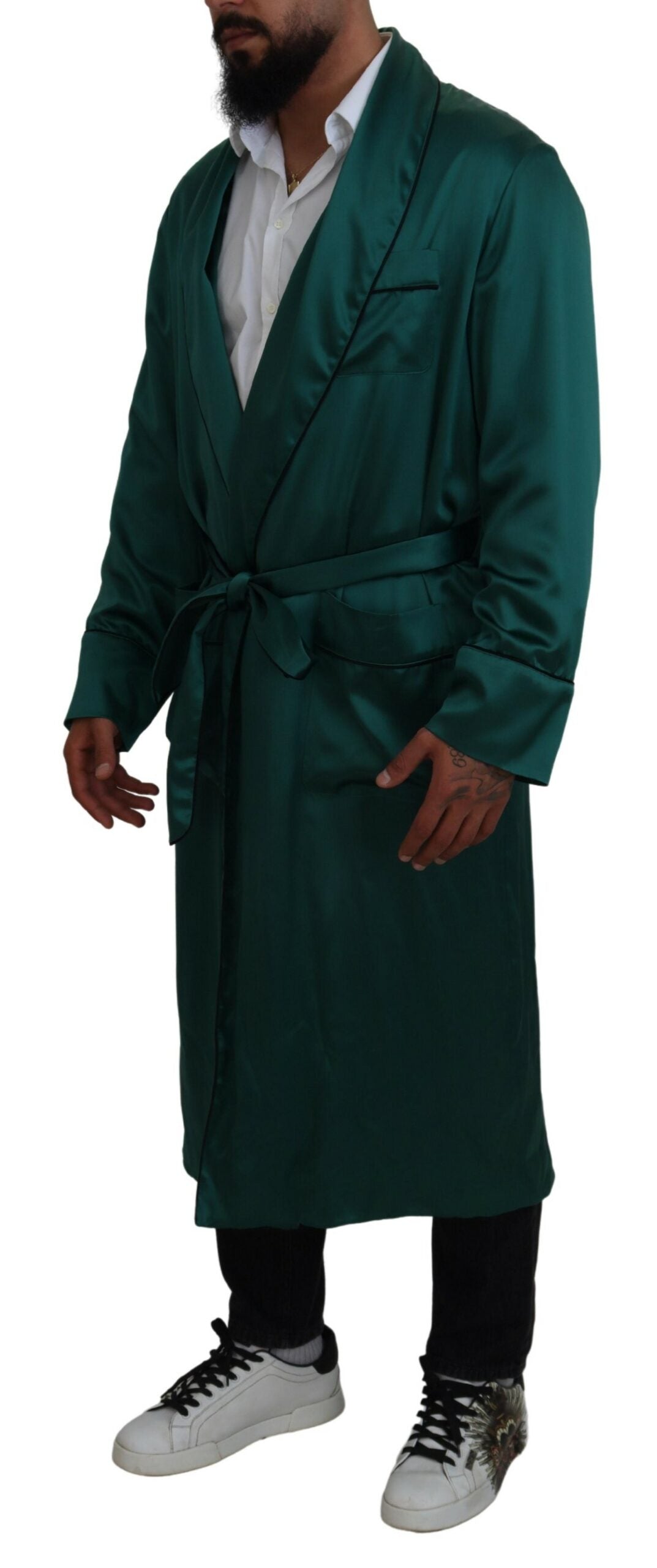 Ceinture en soie verte de Dolce & Gabbana, large, élégante, portée avec une robe de nuit ou un pyjama de luxe.