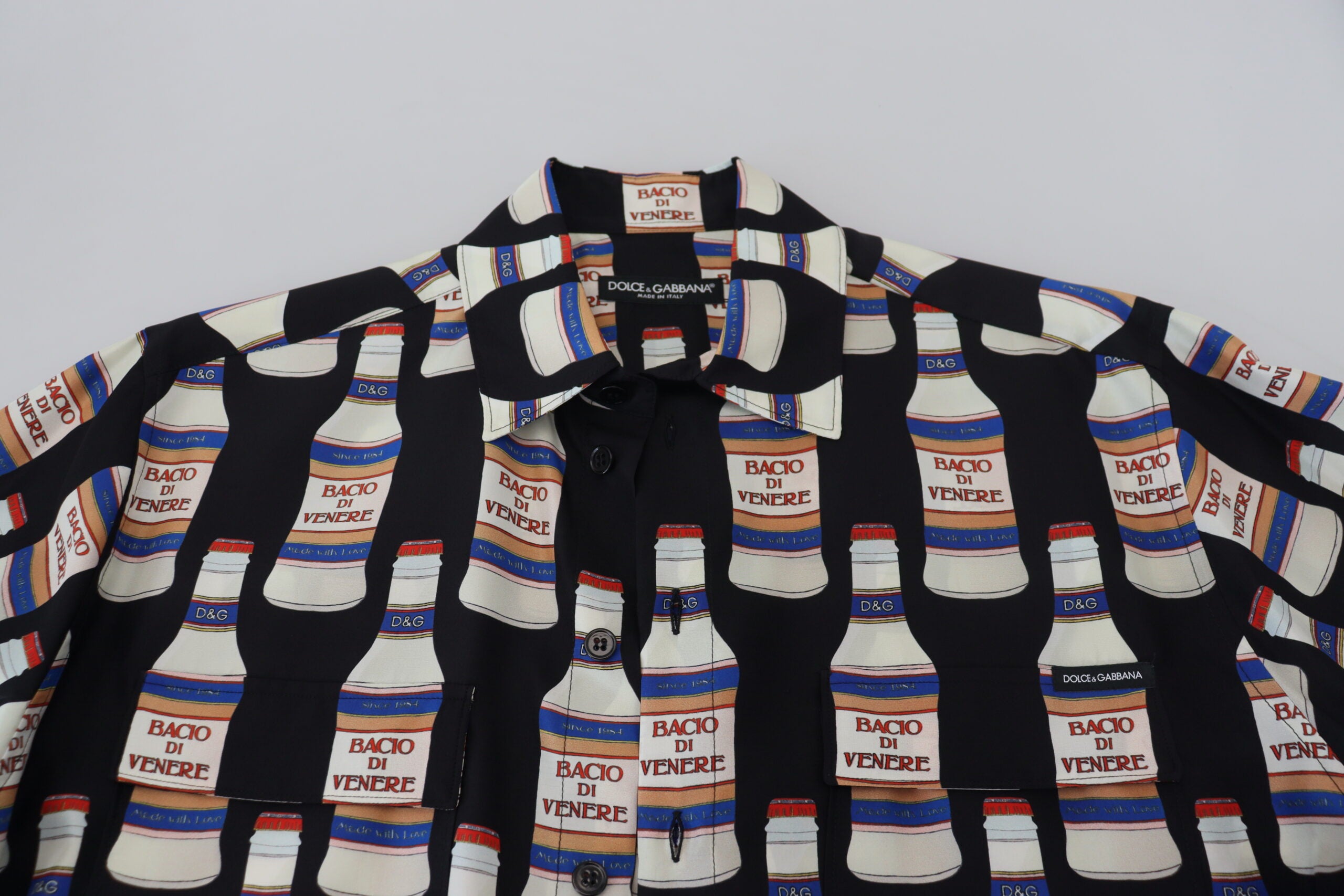 Chemise décontractée pour homme Dolce & Gabbana en soie noire à imprimé et col, élégante et confortable.