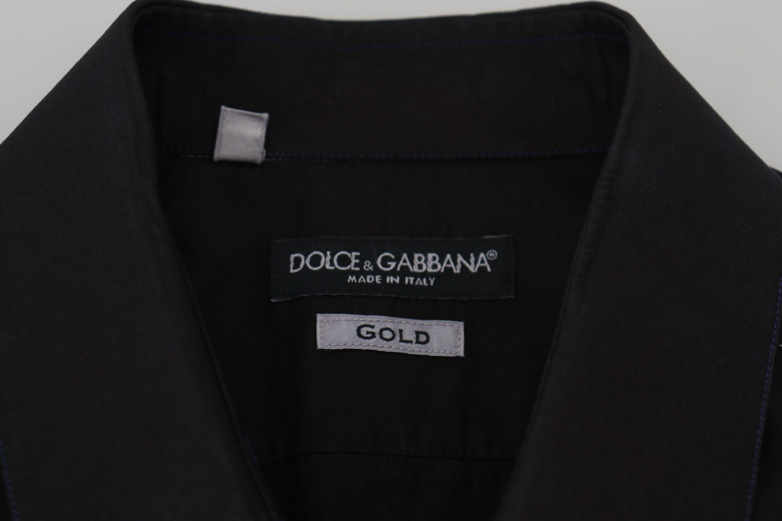 Chemise longue noire en coton Dolce & Gabbana avec col et manches longues or, élégante et sophistiquée.