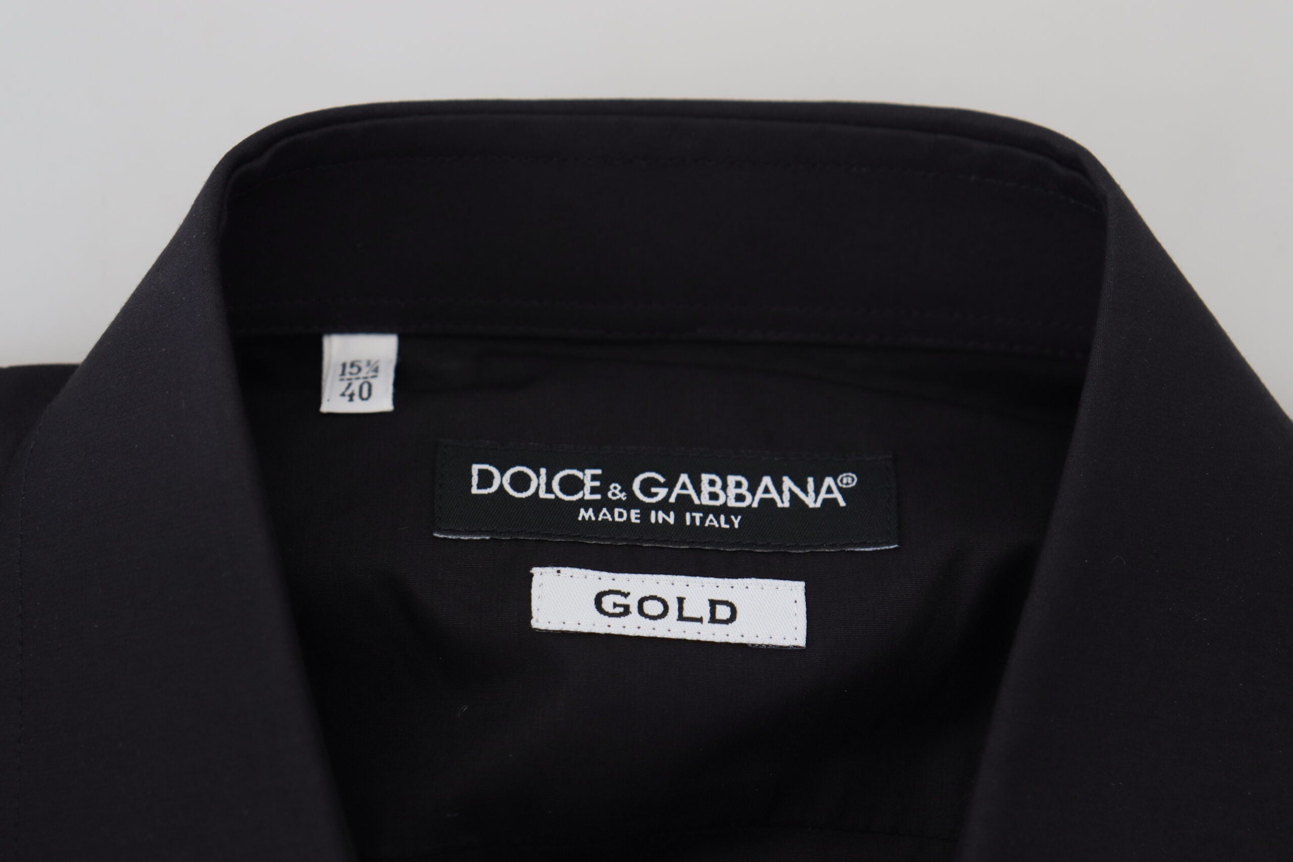 Chemise longue noire pour homme Dolce & Gabbana avec broderie florale dorée et manches longues.