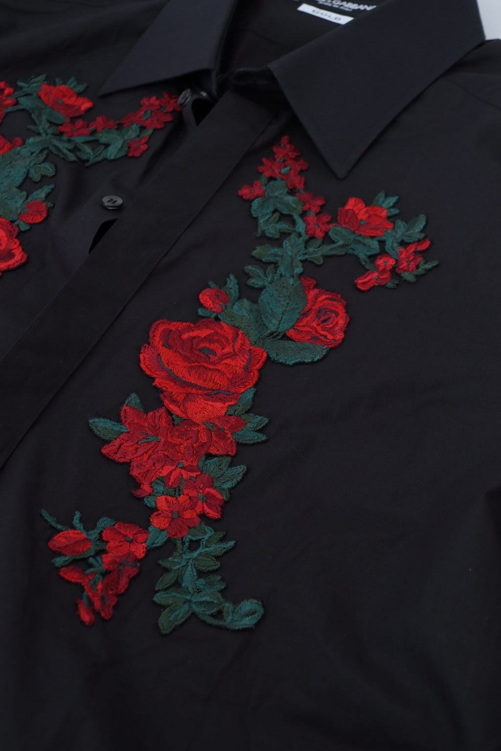 Chemise homme Dolce & Gabbana noire à broderies florales et manches longues avec détails dorés.