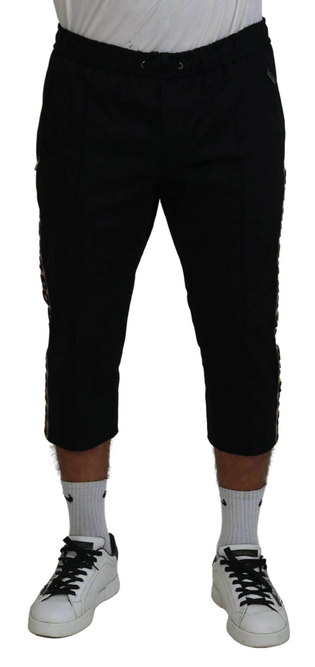 Pantalons courts en coton noir Dolce & Gabbana avec taille élastique et logo DG visible, style décontracté et tendance.