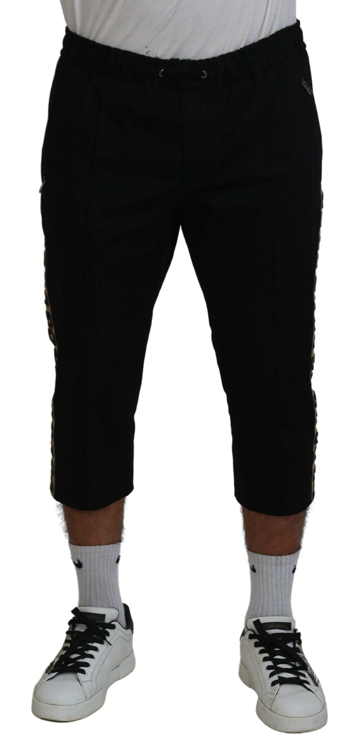 Pantalons courts en coton noir Dolce & Gabbana avec taille élastique et logo DG visible, style décontracté et tendance.