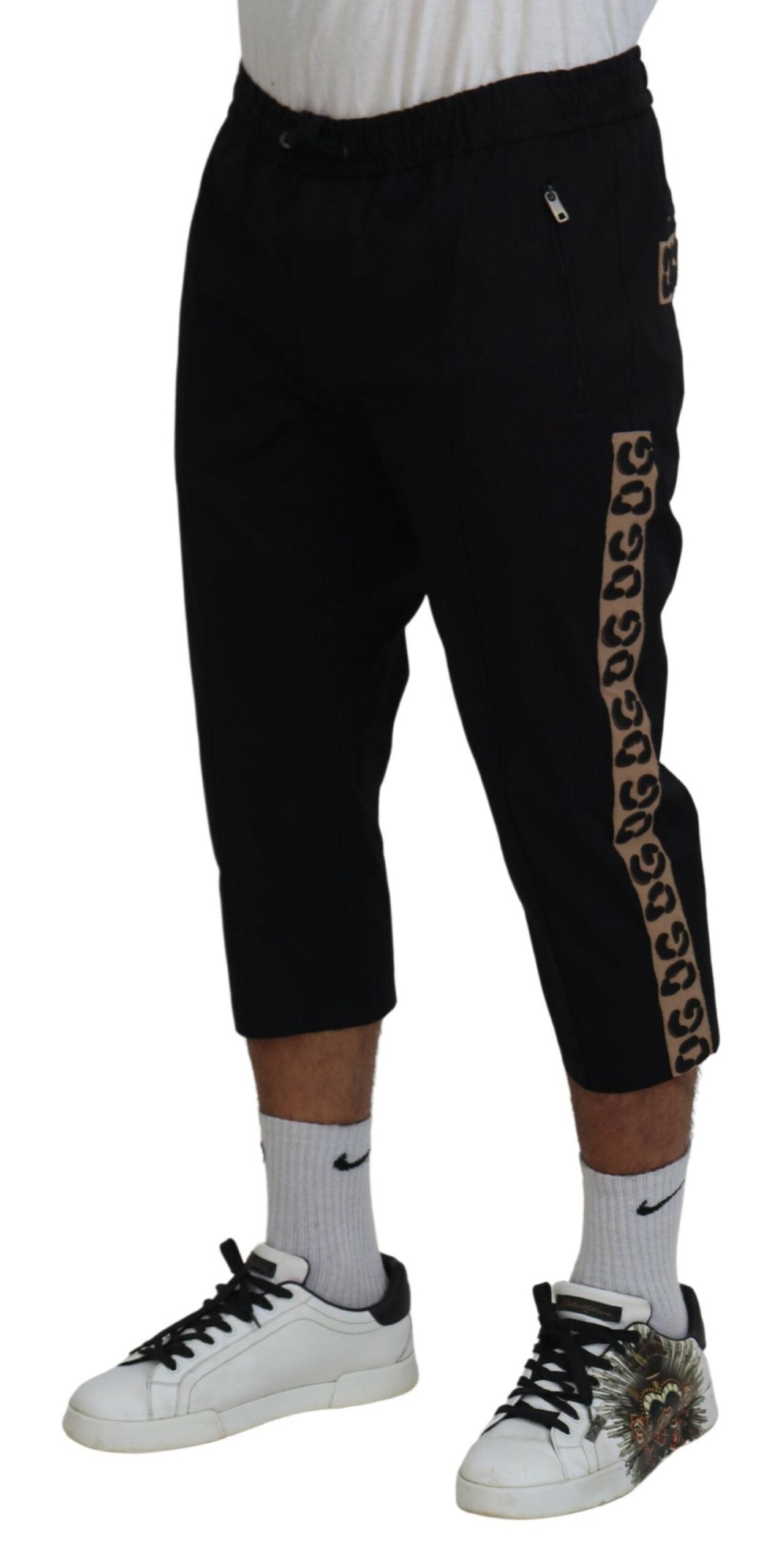 Pantalon court en coton noir Dolce & Gabbana avec taille élastique et logo DG visible.