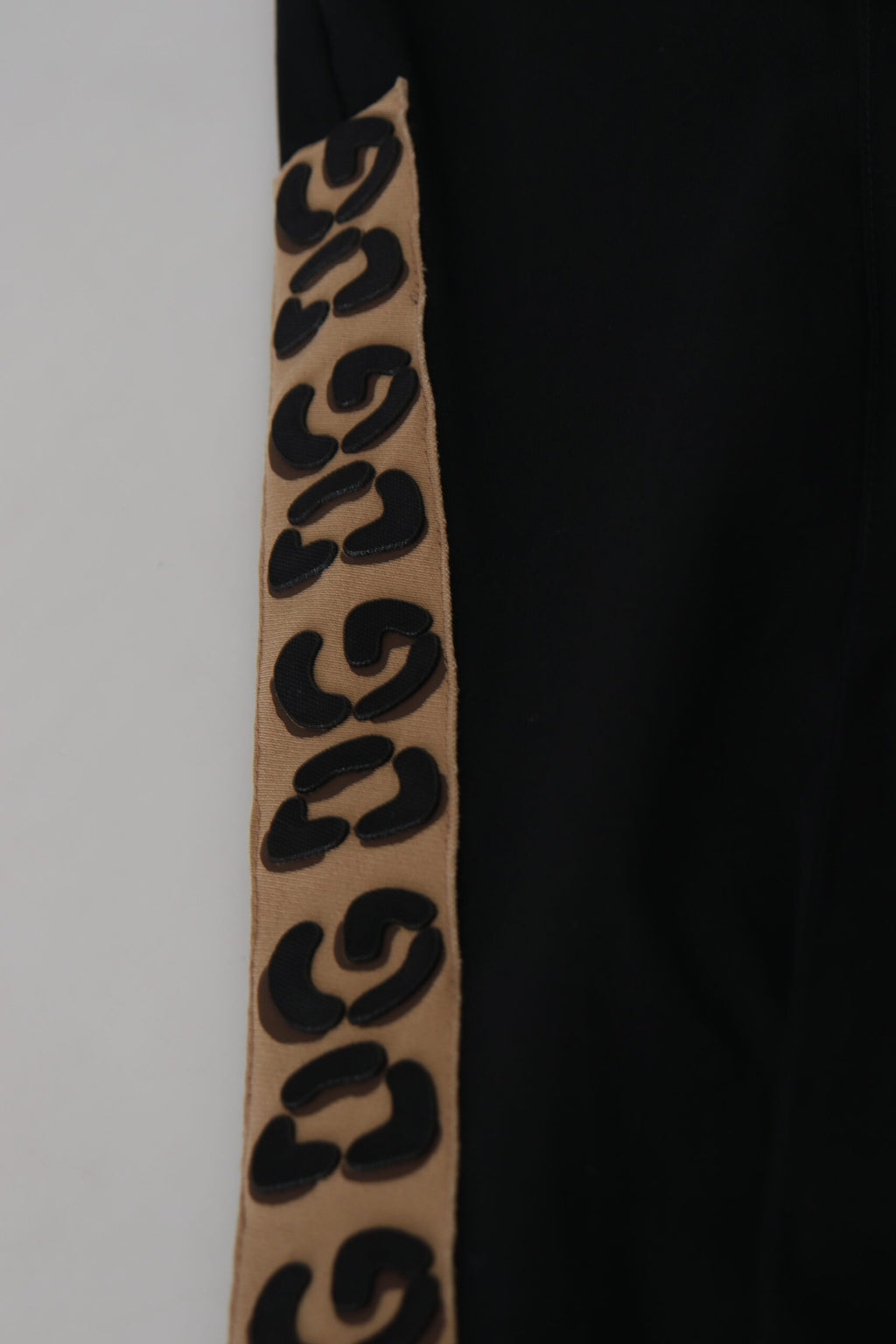 Pantalons courts en coton noir Dolce & Gabbana avec taille élastique, logo DG visible, coupe moderne et décontractée.