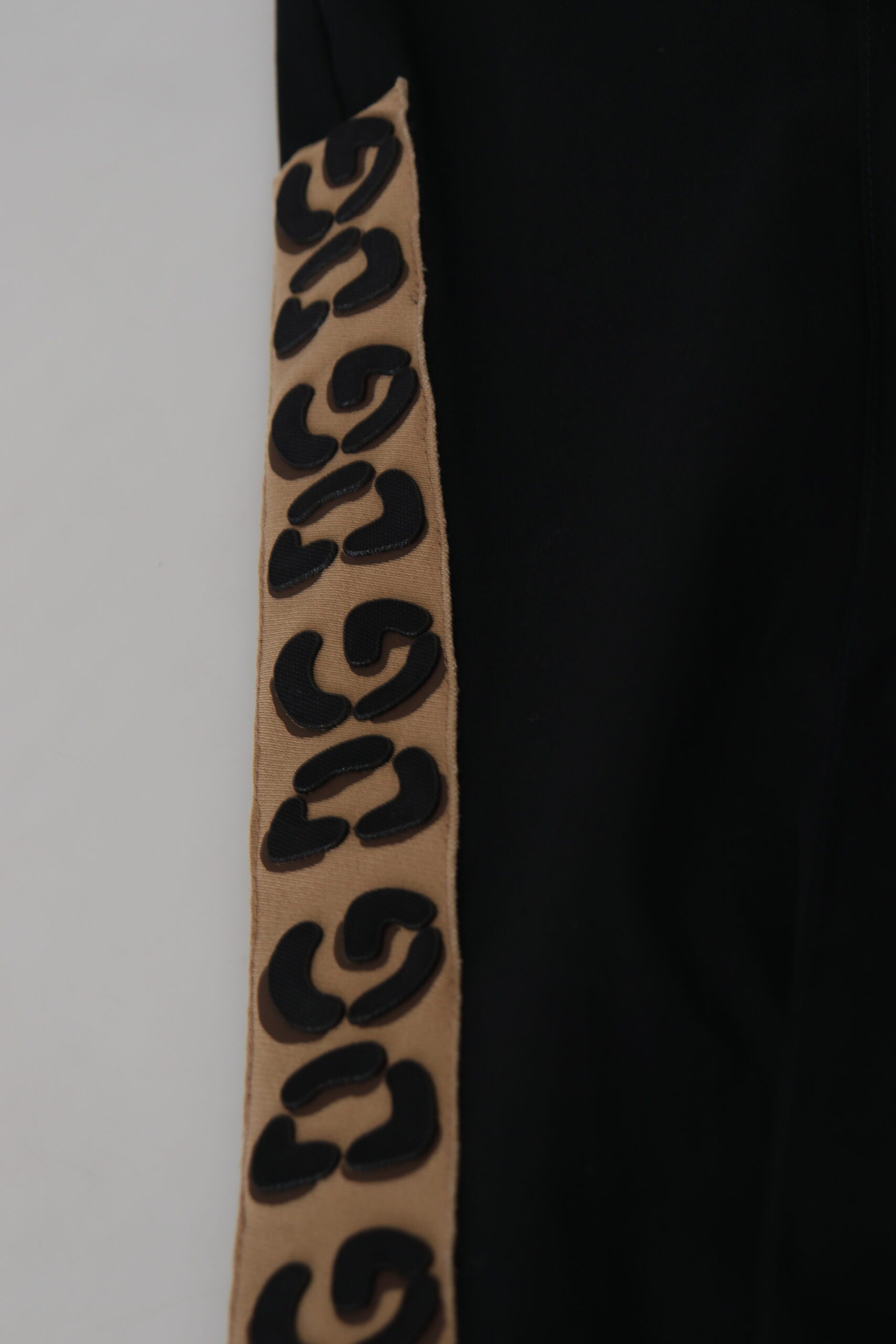 Pantalons courts en coton noir Dolce & Gabbana avec taille élastique, logo DG visible, coupe moderne et décontractée.