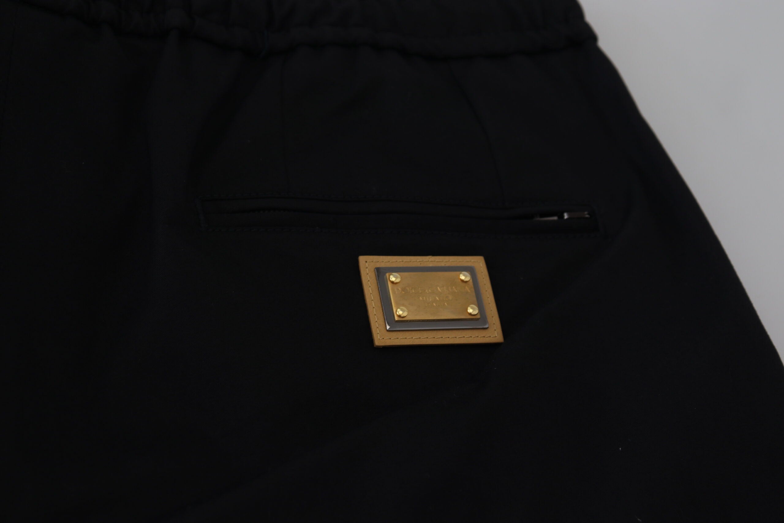 Pantalon cropped en coton noir Dolce & Gabbana avec logo DG, taille élastique, look décontracté et moderne.