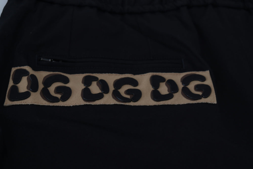 Pantalon court en coton noir Dolce & Gabbana avec taille élastique et logo DG visible, style décontracté et moderne.