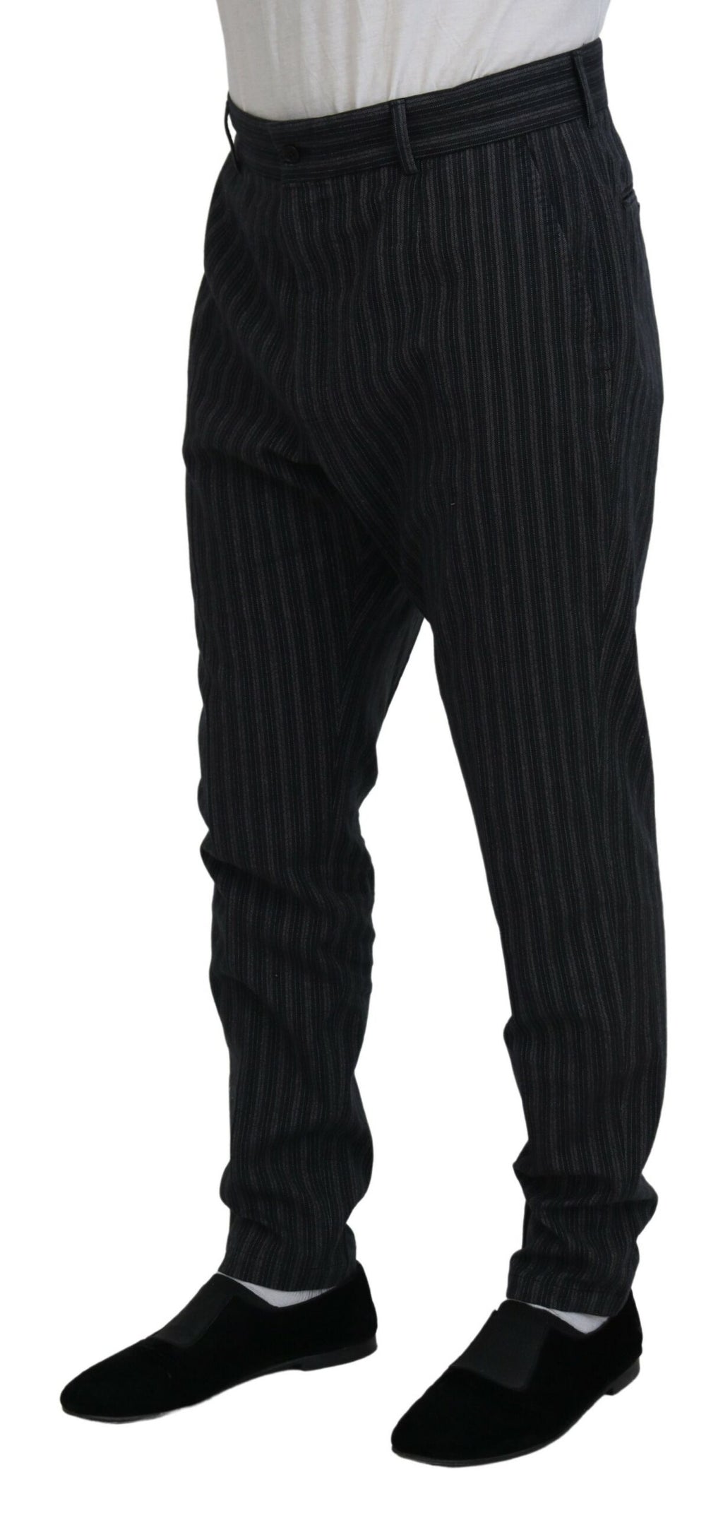 Pantalon chino Dolce & Gabbana à rayures gris foncé, pantalon habillé en coton avec coupe ajustée, visible sur mannequin.