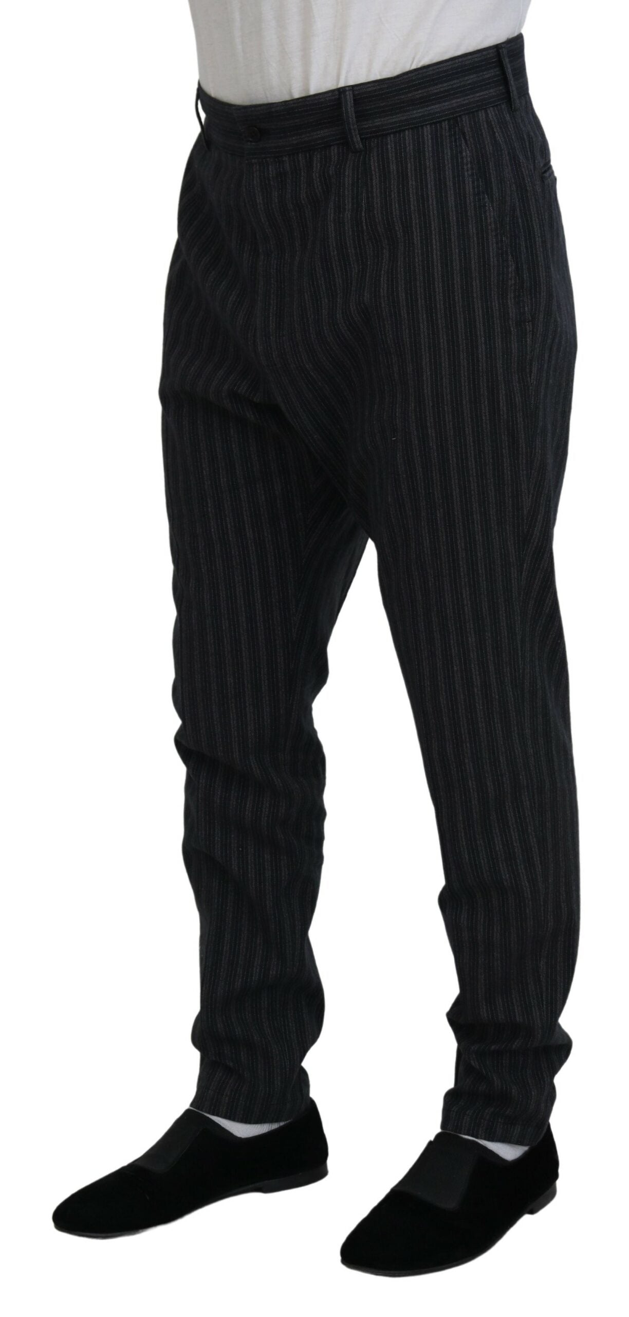 Pantalon chino Dolce & Gabbana à rayures gris foncé, pantalon habillé en coton avec coupe ajustée, visible sur mannequin.