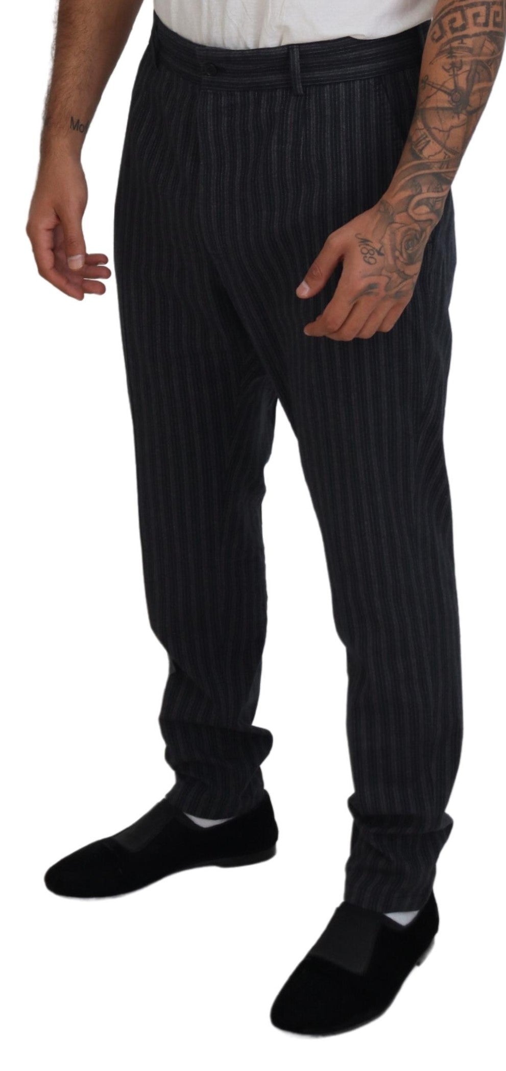 Pantalon chino Dolce & Gabbana à rayures gris foncé, style élégant et moderne, vue de face sur fond neutre.