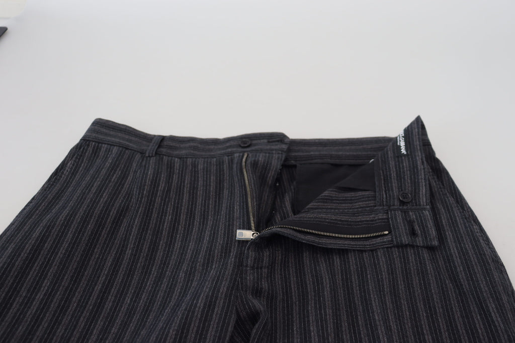 Pantalon chino Dolce & Gabbana à rayures gris foncé, style élégant, tissu léger, vue de face sur pantalon.