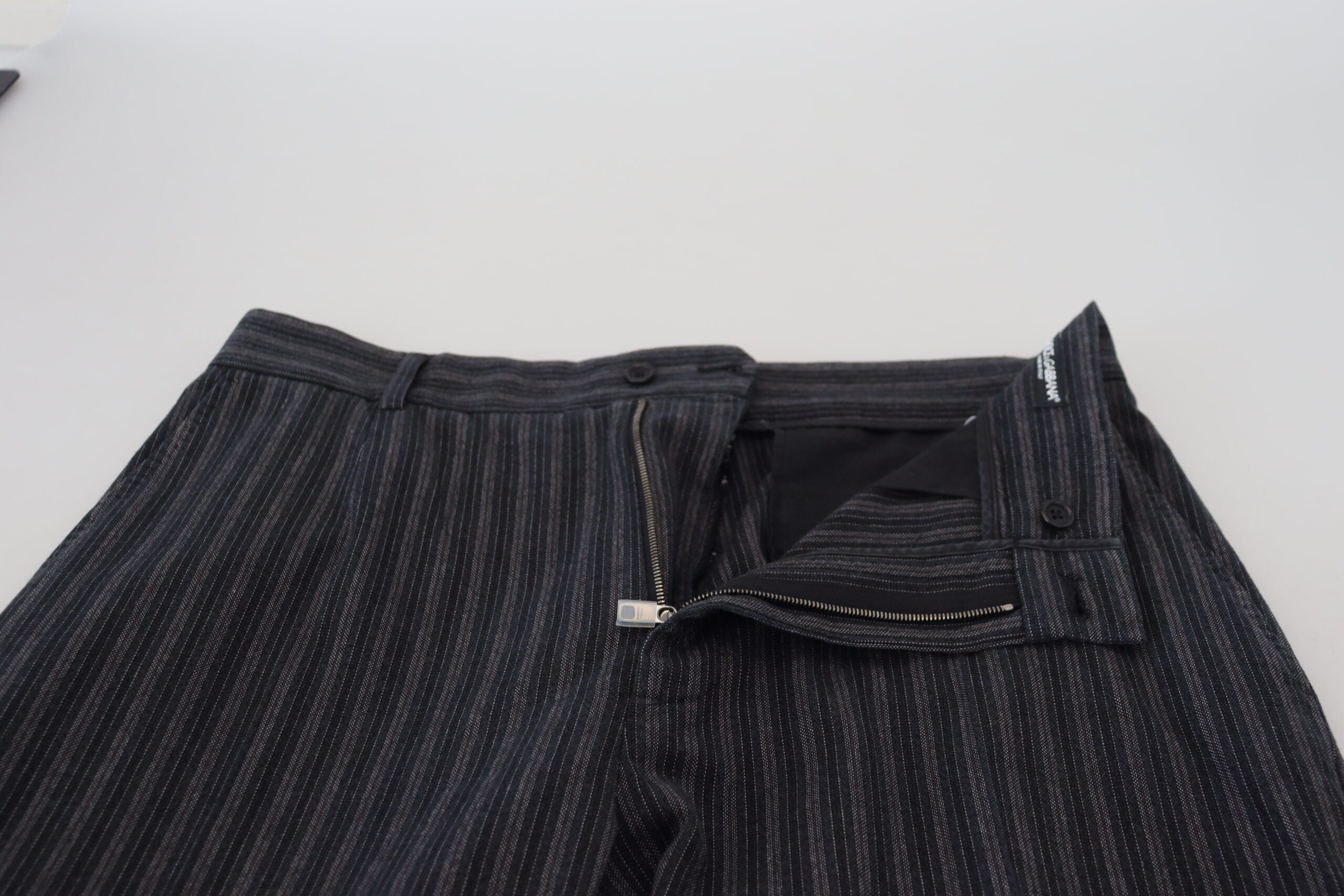 Pantalon chino Dolce & Gabbana à rayures gris foncé, style élégant, tissu léger, vue de face sur pantalon.