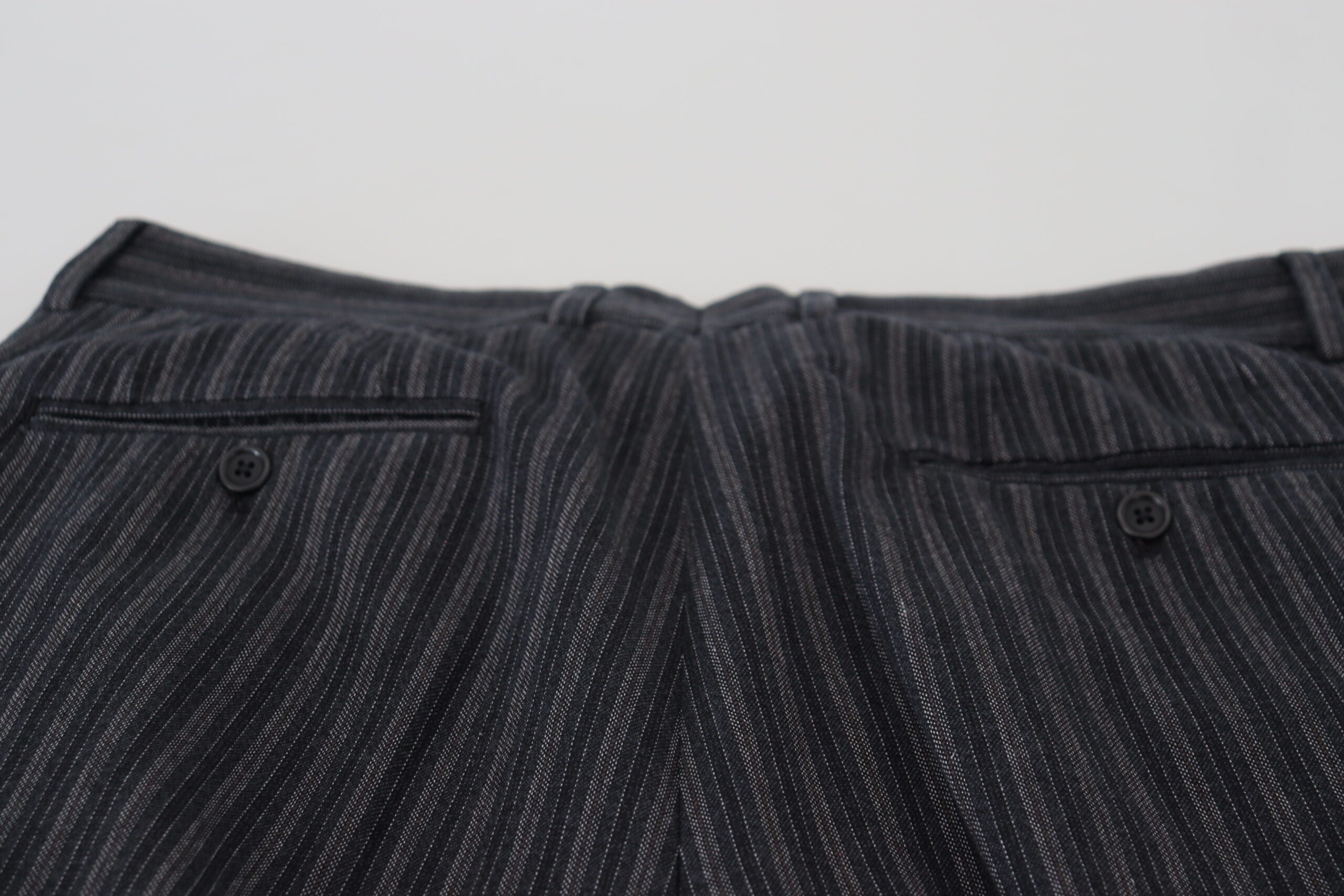 Pantalon chino Dolce & Gabbana à rayures gris foncé, coupe élégante et moderne, en tissu léger pour homme.
