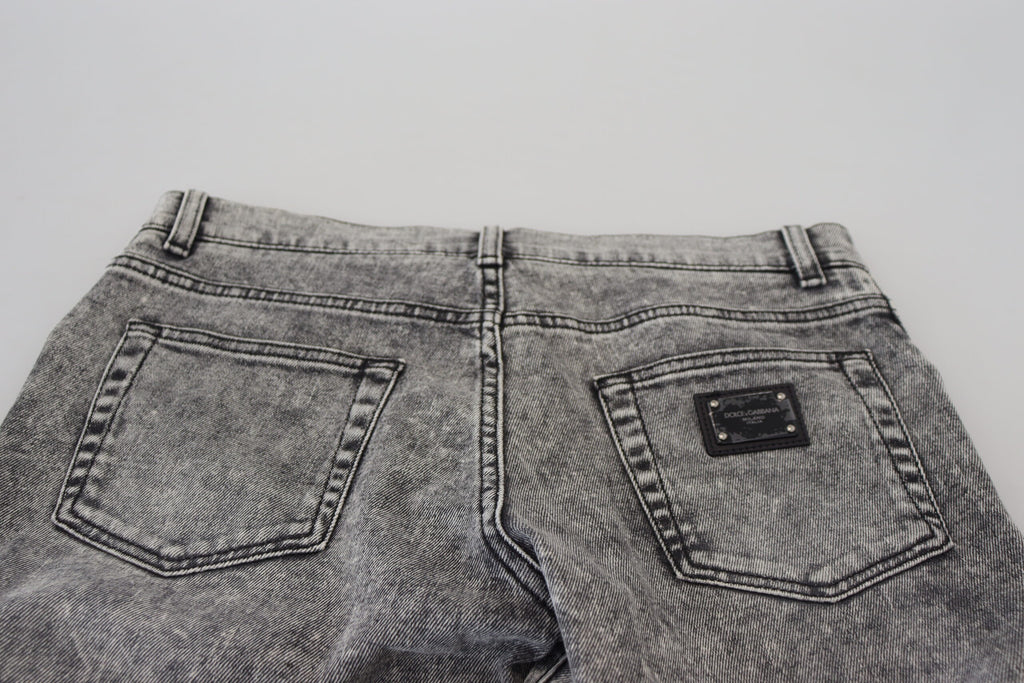 Jeans slim en denim gris délavé Dolce & Gabbana pour homme, coupe ajustée et détails modernes visibles sur l'image.