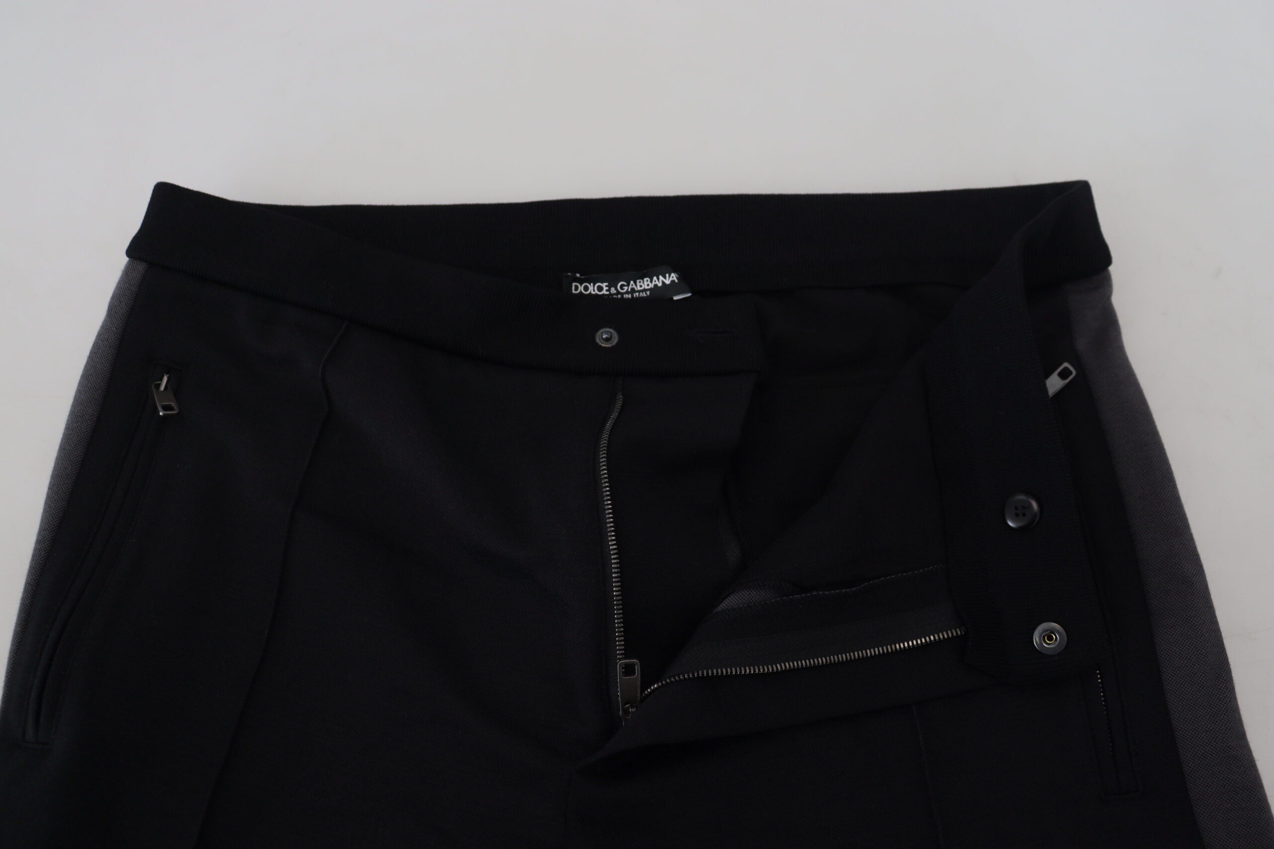 Pantalons joggers en laine noire Dolce & Gabbana avec motif en fer à cheval, mode décontractée et élégante.