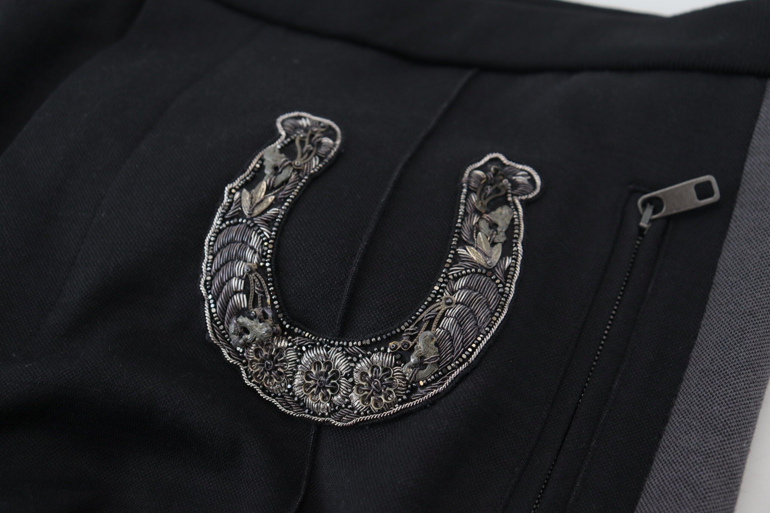 Pantalons joggers noirs en laine Dolce & Gabbana avec motif de fer à cheval, style décontracté et élégant.