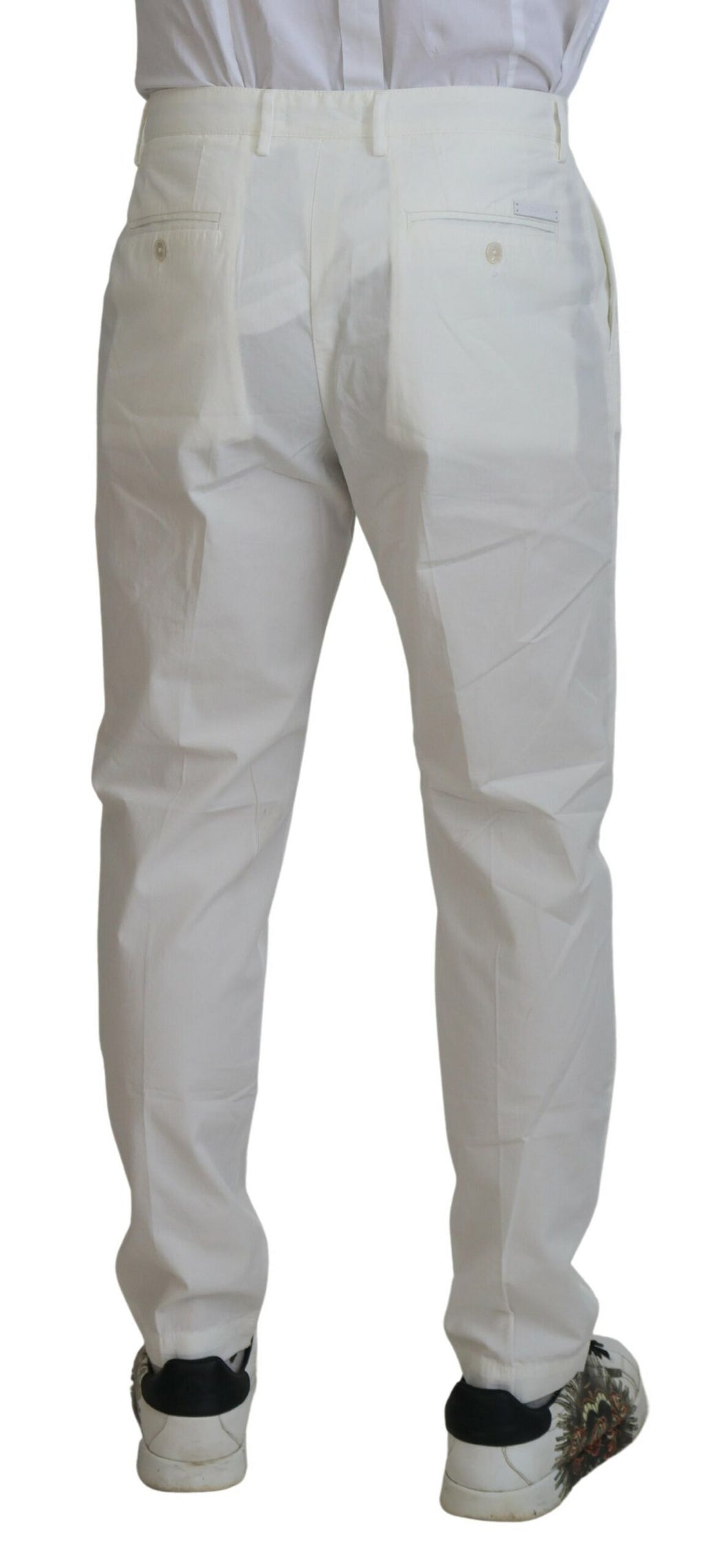Pantalons slim en coton blanc de Dolce & Gabbana, style chino, affichés sur un mannequin.