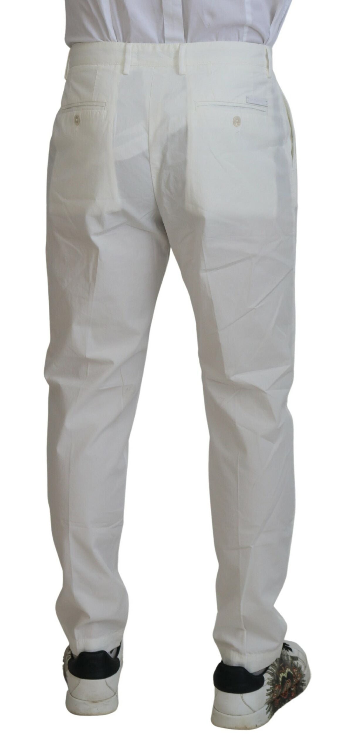 Pantalons slim en coton blanc de Dolce & Gabbana, style chino, affichés sur un mannequin.