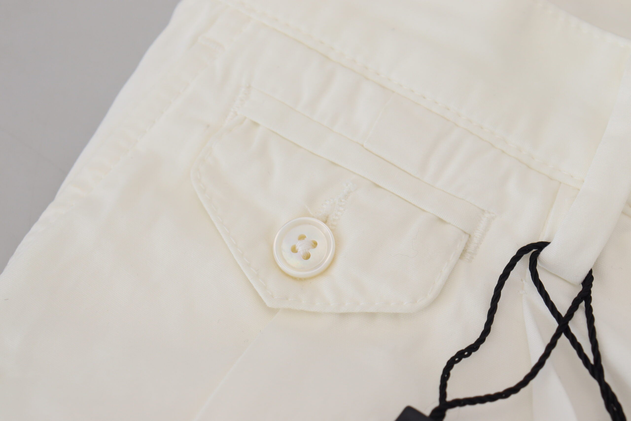 Pantalons chino skinny en coton blanc de Dolce & Gabbana, vue de face, détails élégants et coupe ajustée.