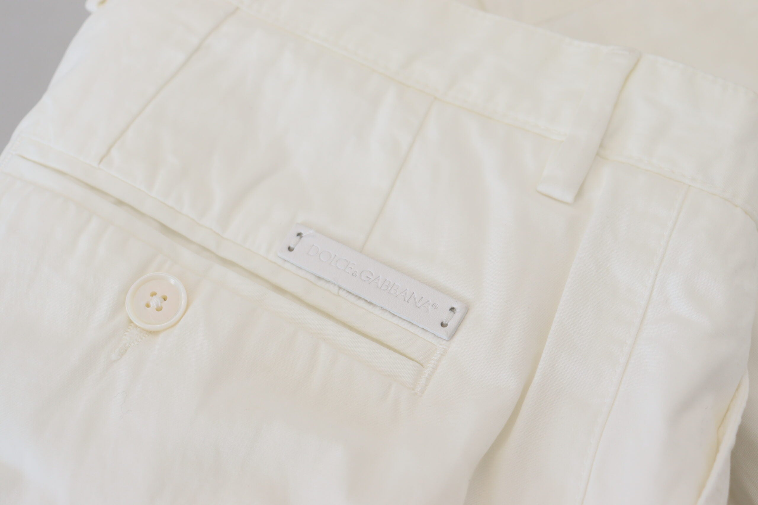Pantalons chino Skinny en coton blanc Dolce & Gabbana, style élégant et coupe ajustée, visible avec détails de couture.