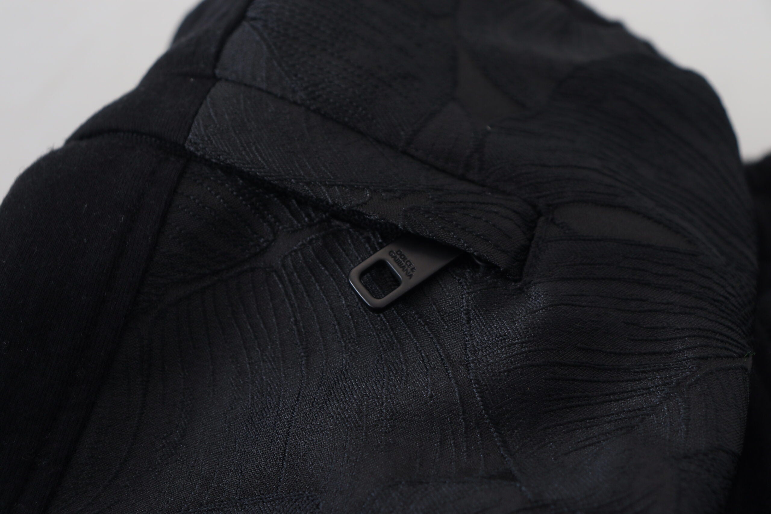 Pantalon homme Dolce & Gabbana en polyester noir, coupe skinny jogger avec ceinture élastique et poches latérales.